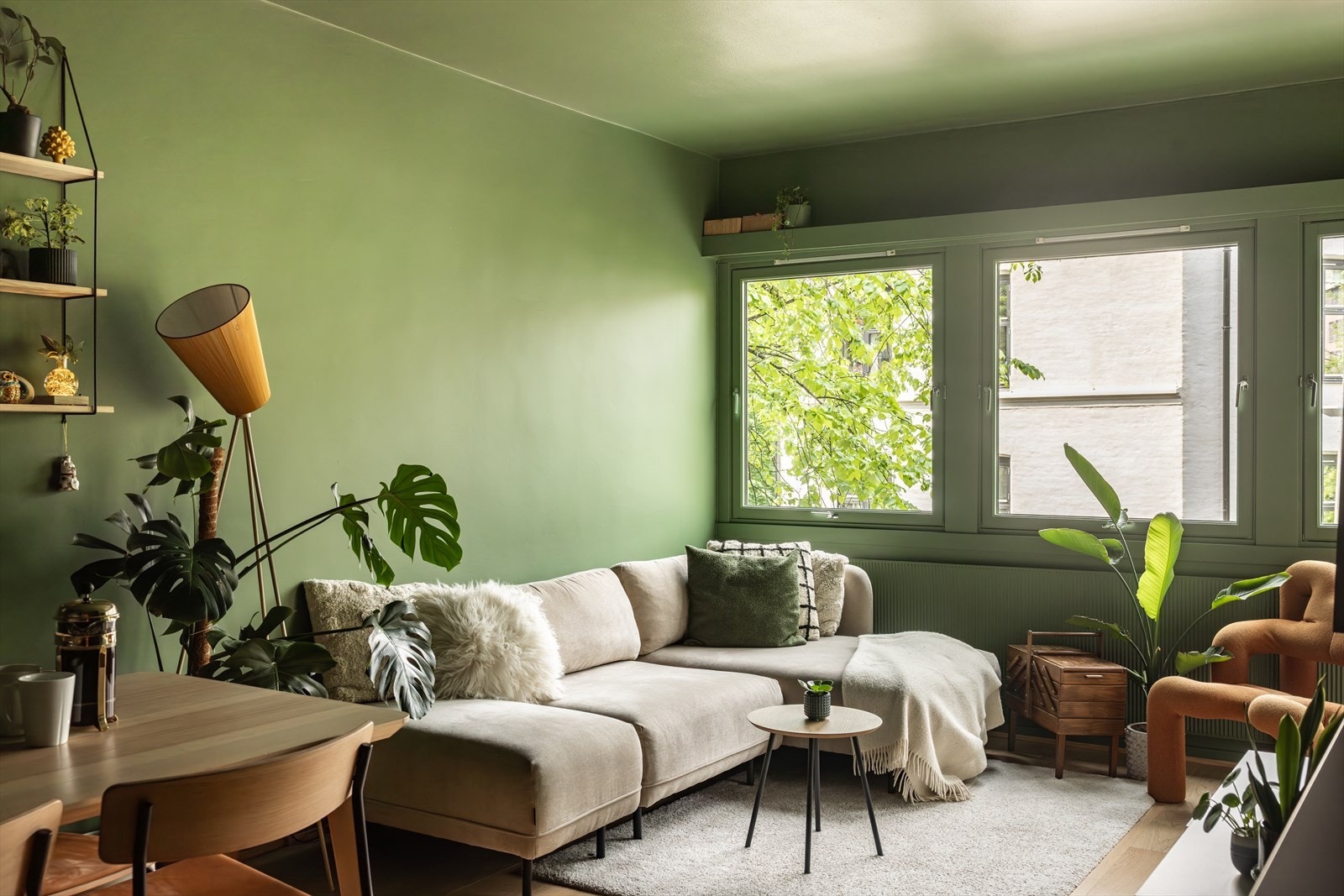 Flott stue malt i delikate farger som står i stil med parkettgulvet fra 2022 Galleribilde