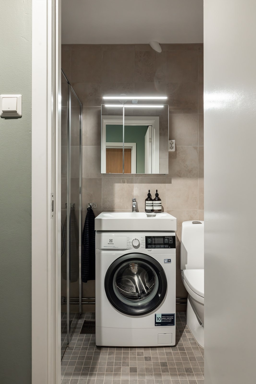 Lekkert flislagt bad pusset opp i 2025 med nye fliser og baderomsinnredning Galleribilde