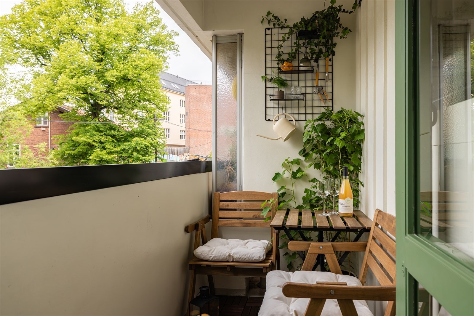 En herlig og sentral 2-roms i høy etasje (oppleves som 3. etg) med kort avstand til sentrumskjernen, kollektivtransport og mer! Galleribilde