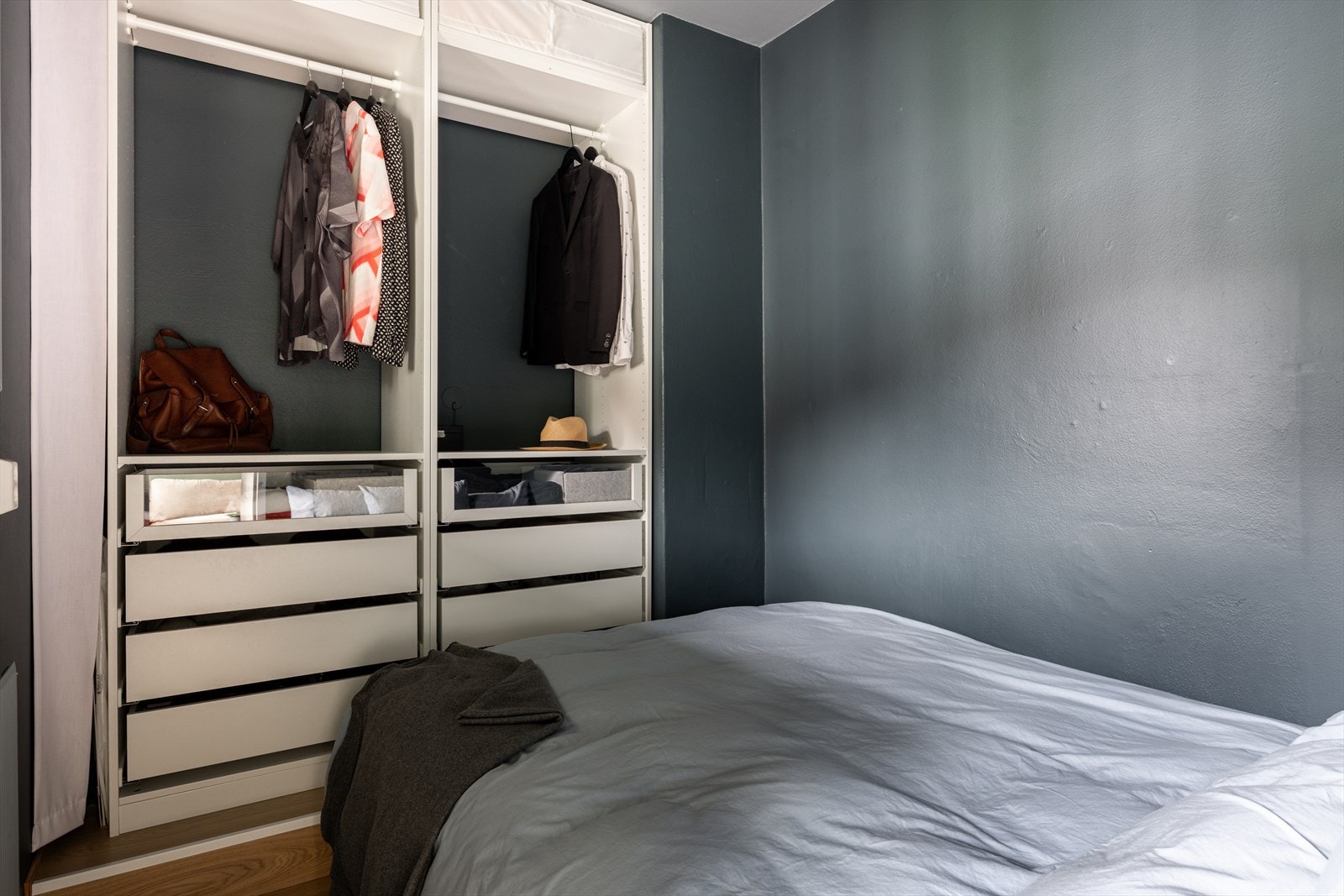 Lunt soverom vendt mot rolige omgivelser Galleribilde