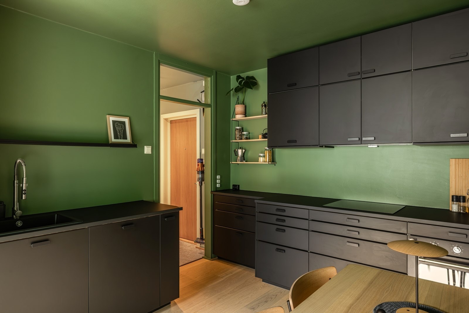 Det er utstyrt med integrerte hvitevarer som kjøle- og fryseskap, komfyr, platetopp og oppvaskmaskin Galleribilde