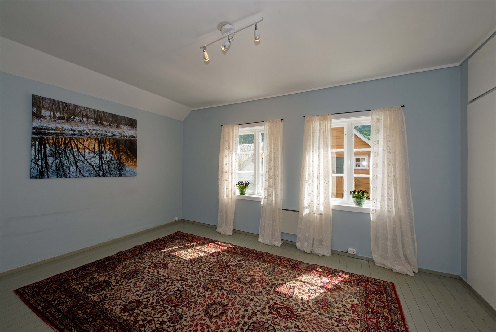 Alle soverom i 2. Etasje er sist oppussa og måla kring 2010. Galleribilde