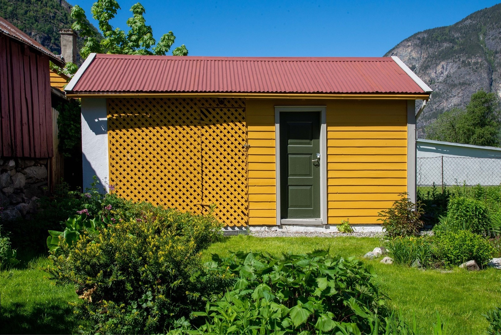 Uthuset har to rom med ulike bruksfunksjonar, eitt vedhus og eitt innreia rom. Galleribilde