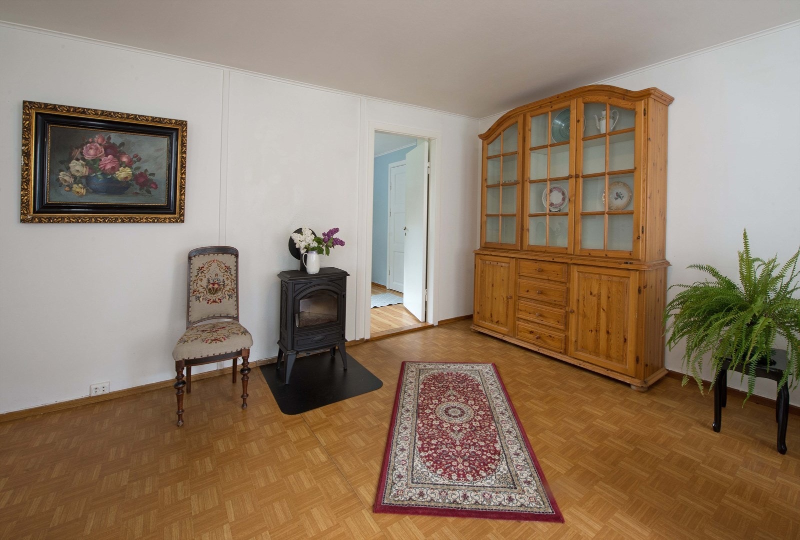 I stova blei det montert ny vedomn nyleg, og pipa rehabilitert. Galleribilde