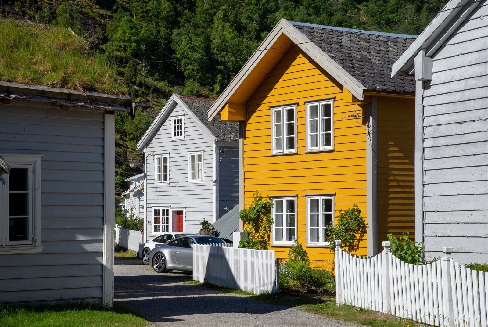 I fylgje bygdeboka er våningshuset oppført av Søren Lem (1831-1886), truleg kring 1860.
Huset vart utleigd i mange periodar fram til at Arne Vindedal kjøpte huset og eigedomane i
1958. Galleribilde