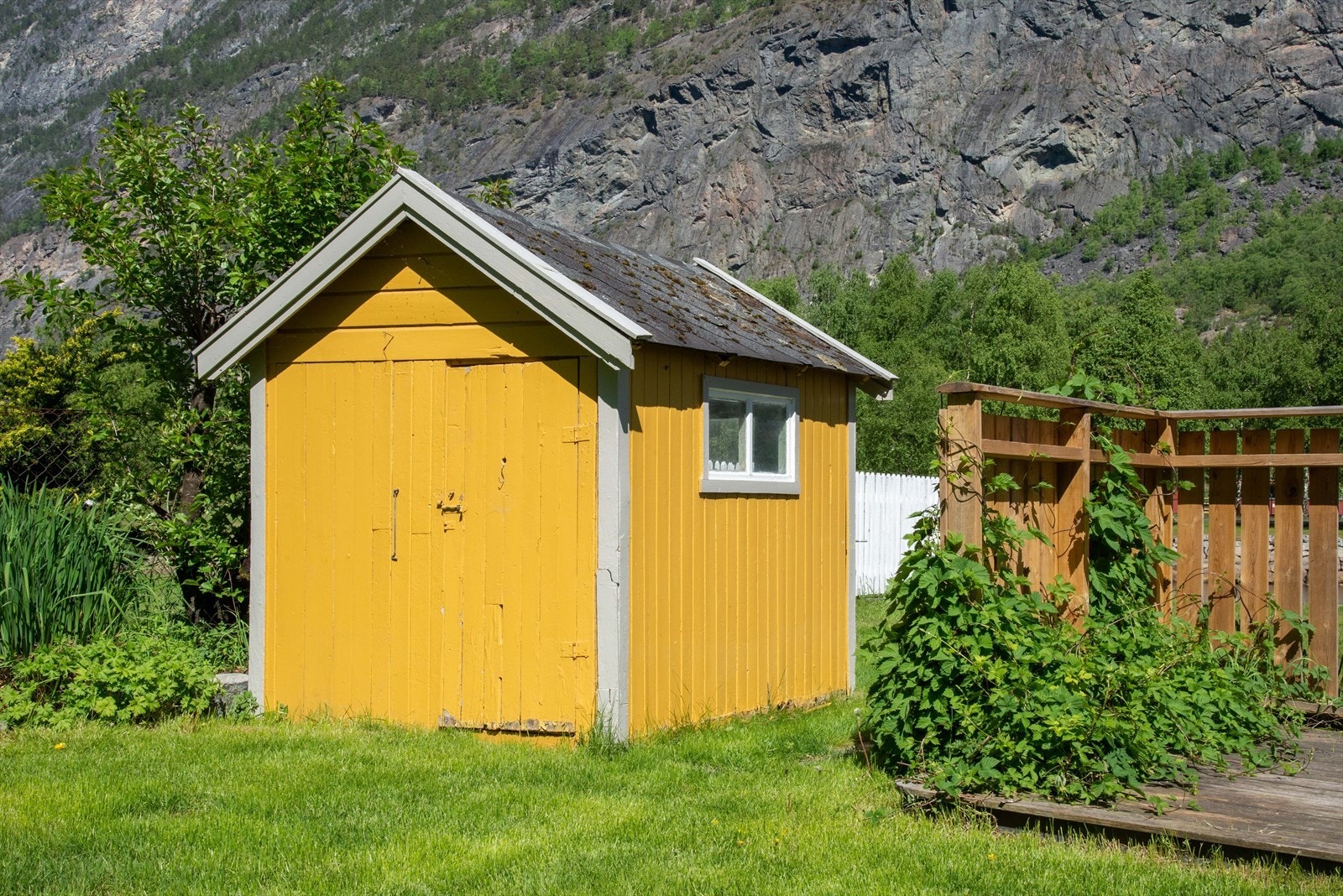 Leikestove som er nytta som bod. Bygningen står på teigen 31/285. Det føreligg kjøpekontrakt på kjøp av tomta, men hjemmel er ikkje tinglyst på seljar. Galleribilde