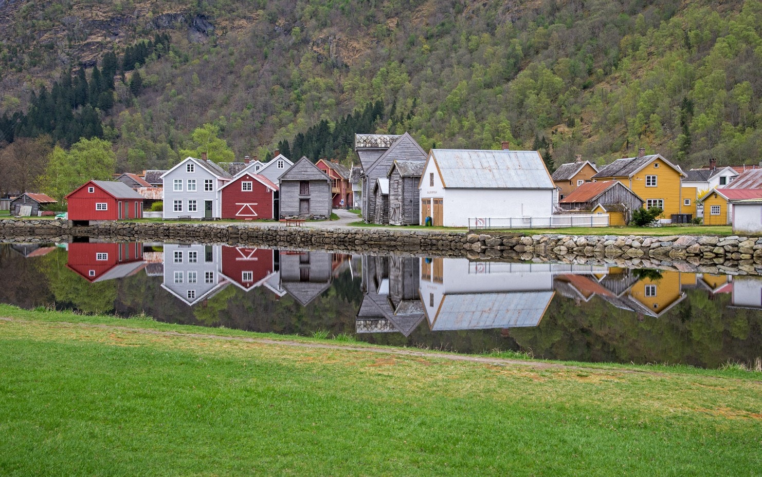 No har du sjansen til å sikre deg ein unik einebustad med historisk sjel, midt i eit idyllisk og sjarmerande område på Lærdalsøyri. Galleribilde