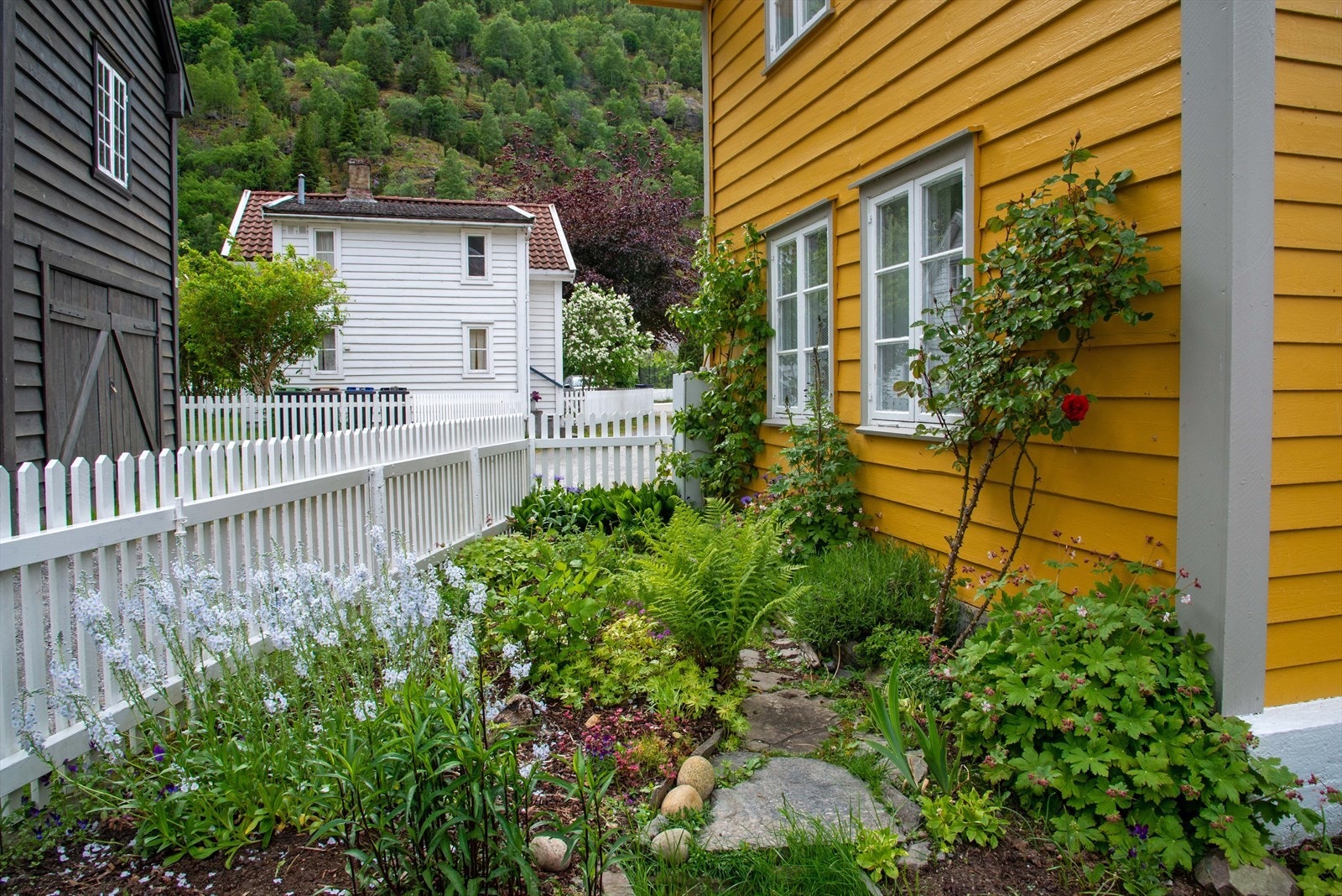 Eigedomen med namn "Sjøstrand" er flat og fint opparbeida med blomar. Galleribilde