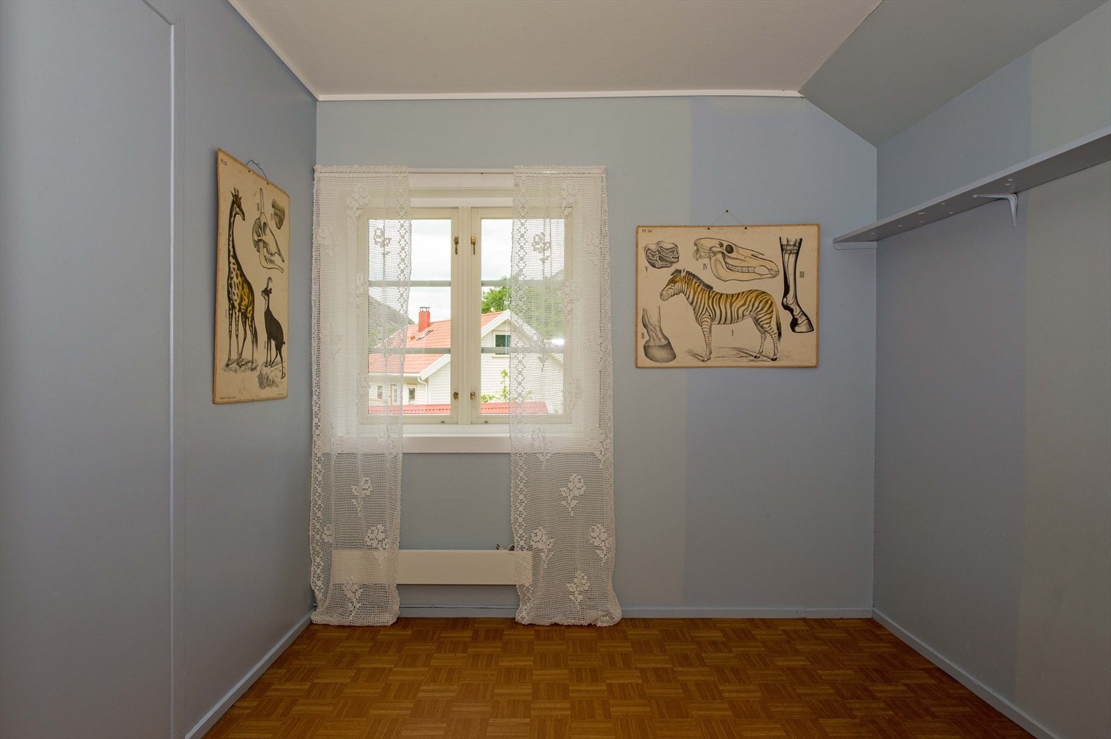 Soveromma er av god størrelse der ein herifrå har hageutsikt. Galleribilde