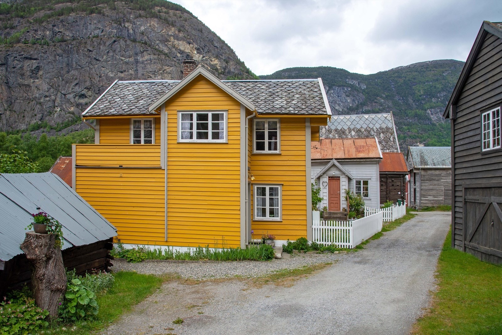 Bustaden har ein enkel, men funksjonell standard og det er gjennom åra gjort ulike vedlikehald og oppgraderingar. Galleribilde