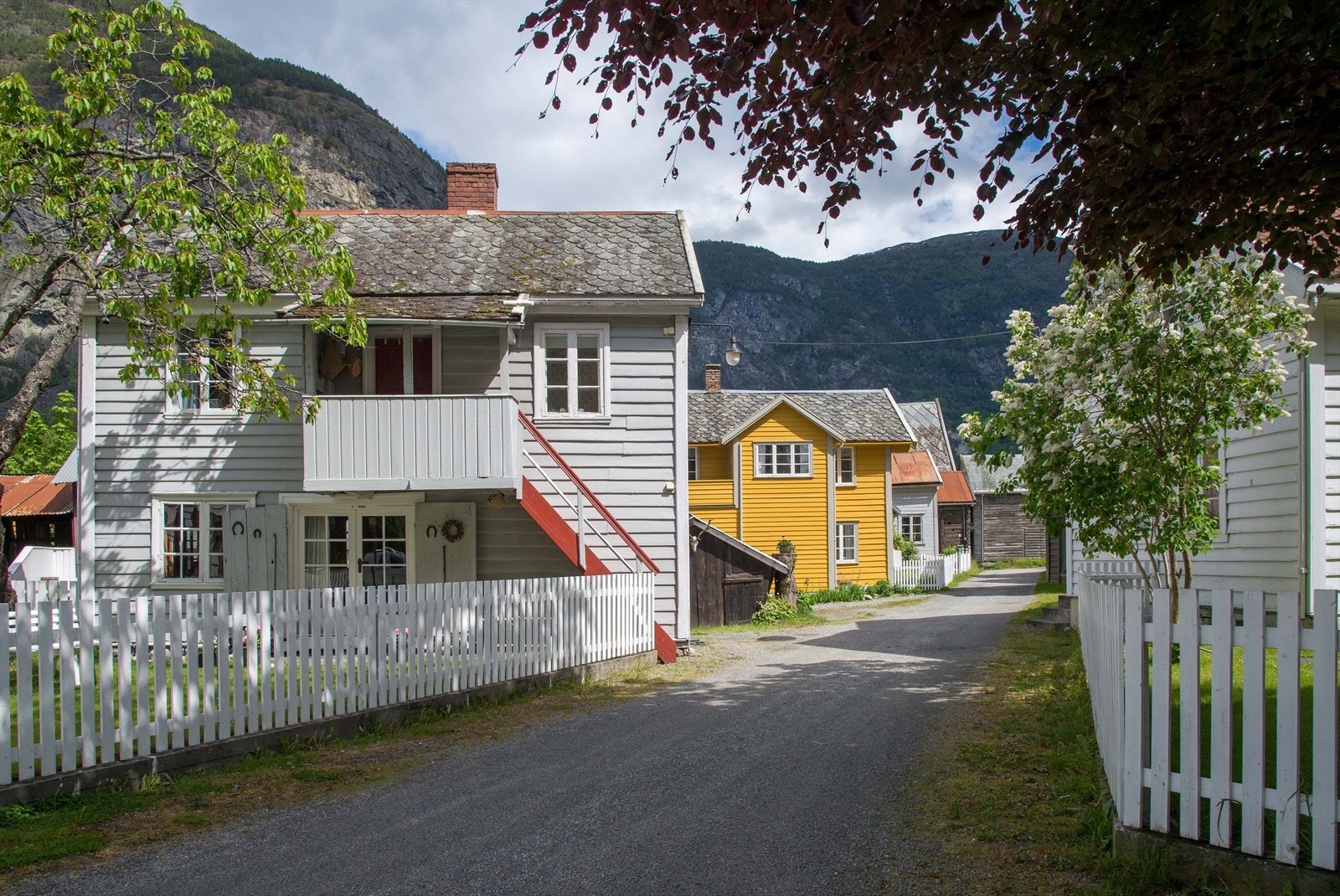 Dette området er kjent for sine sjarmerande gater, godt bevarte trebygningar og rike kulturhistorie, og er eit av dei mest autentiske tettstadsmiljøa i Noreg. Galleribilde