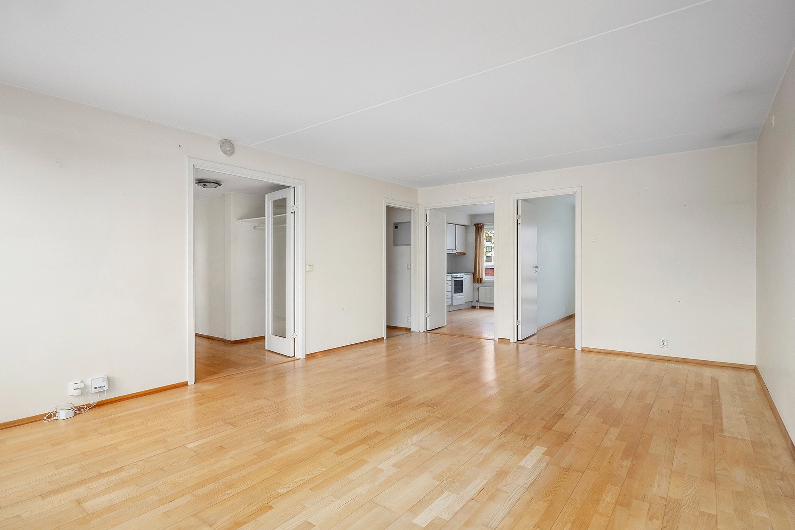 Stuen har også plass til spisebord. Det er praktisk tilgang til bod, og tofløyet dør inn til det separate kjøkkenet. Galleribilde