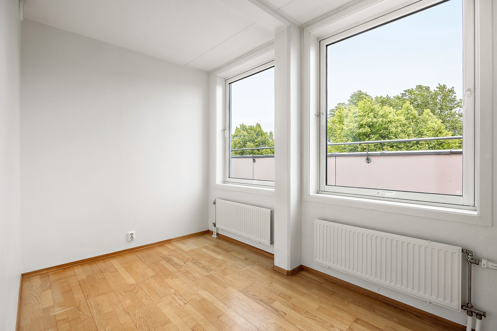 Soverommet på andre siden vender ut mot parkområder og leilighetens terrasse på østsiden. Galleribilde