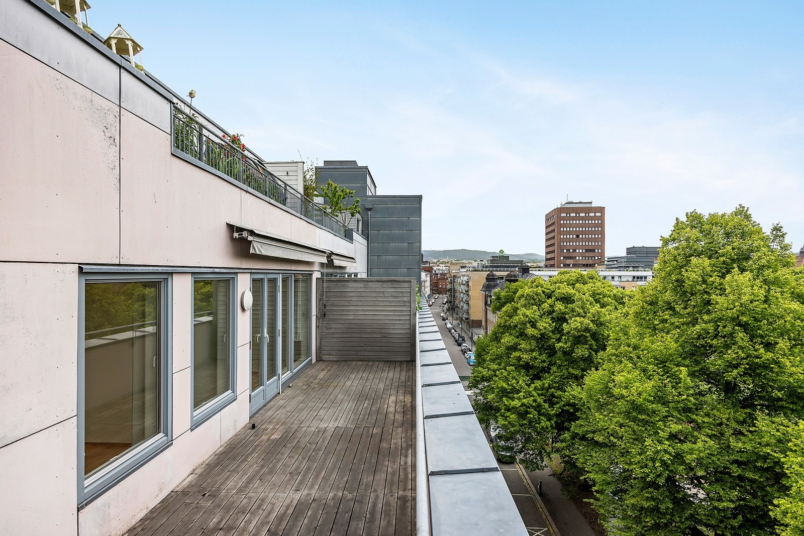 Leiligheten har en skjermet nordøstvendt terrasse på 25m², med god plass til utemøbler, grill og beplantning. Galleribilde
