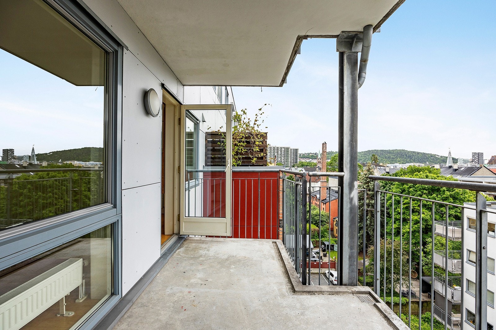 Balkongen er takoverbygget og utstyrt med belysning. Galleribilde