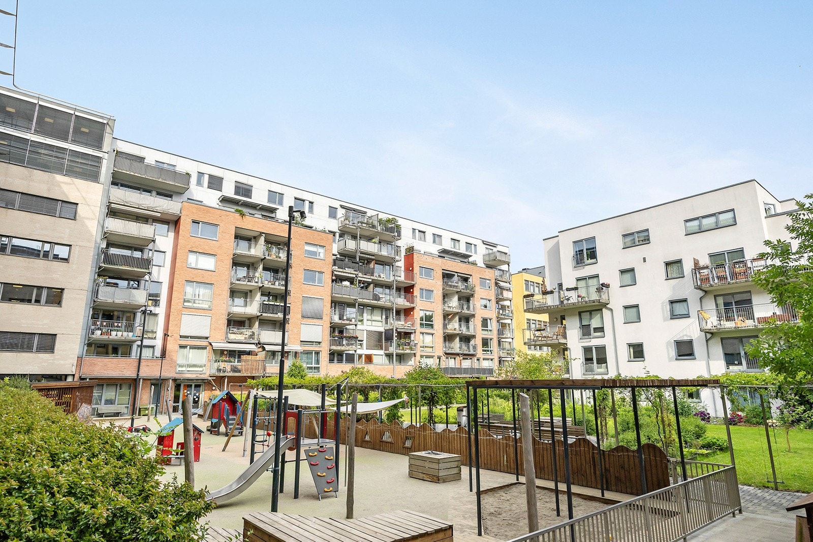 Lakkegården er et sentralt og populært borettslag. Gårdsrommet ble oppgradert i 2022 og er pent og frodig med busker, beplantning, lekeområder og sittegrupper. Galleribilde