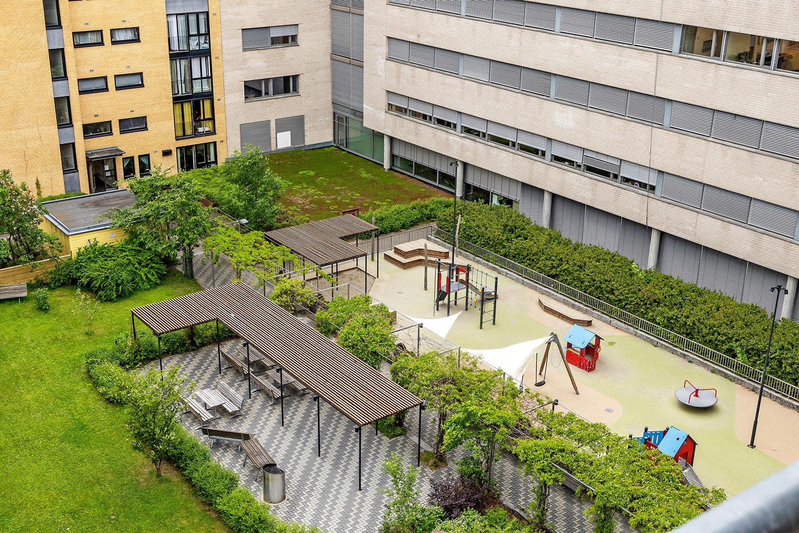 Fra balkongen er det fint utsyn over pent opparbeidet og lukket gårdsrom. Galleribilde