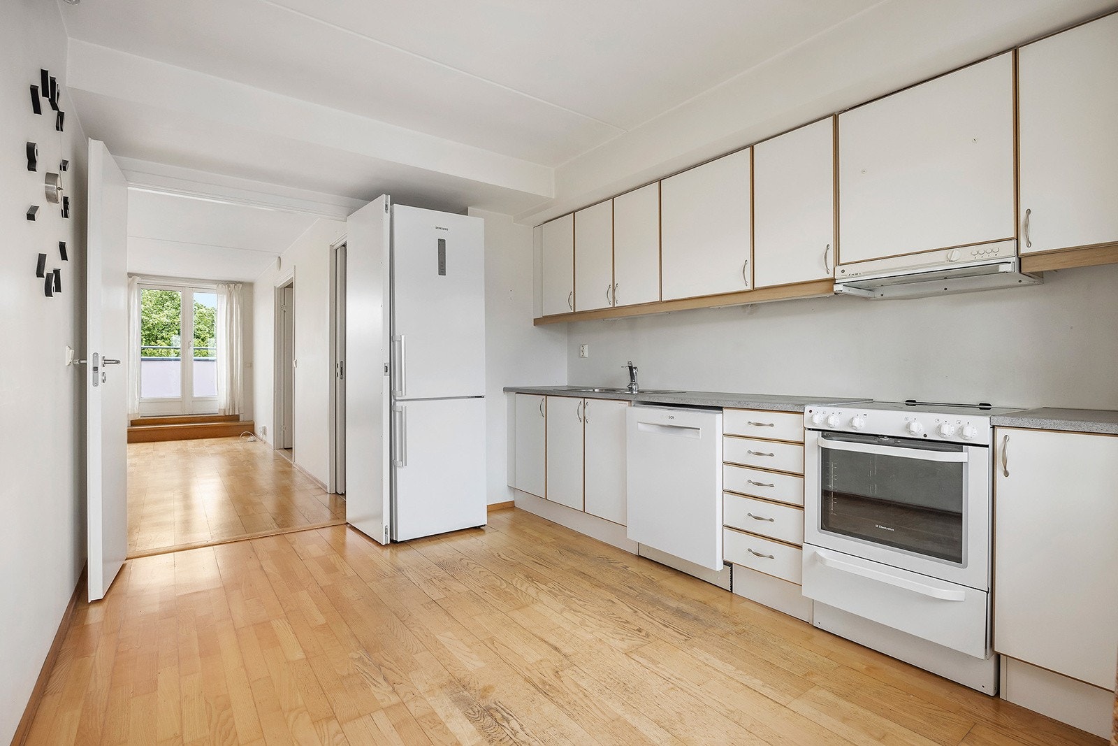 Kjøkkenet har god skap- og benkeplass. Det er også plass til lite spisebord. Hvitevarer medfølger. Galleribilde