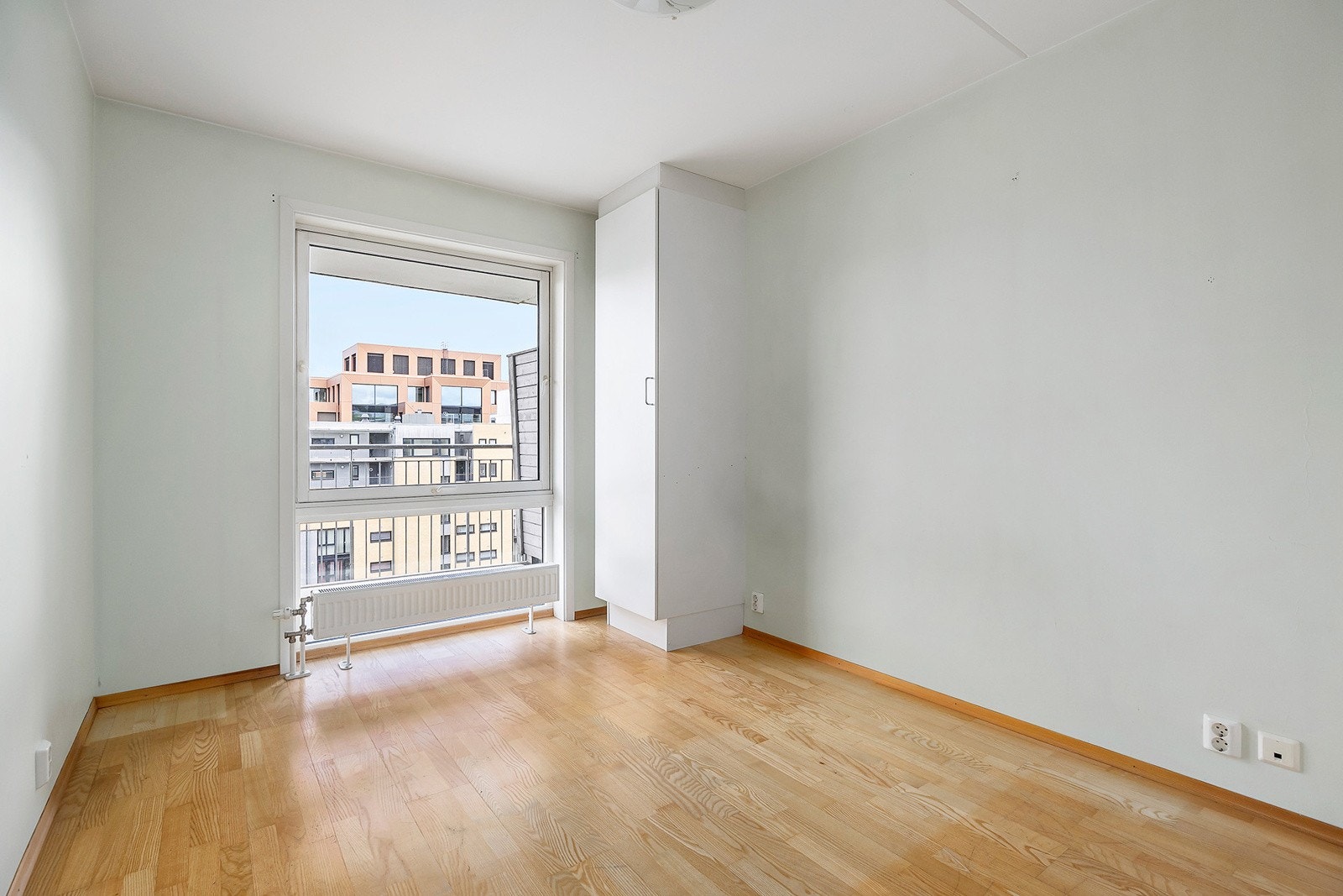 Begge soverommene har garderobeskap. Soverommet ved kjøkkenet vender ut mot lukket gårdsrom. Galleribilde