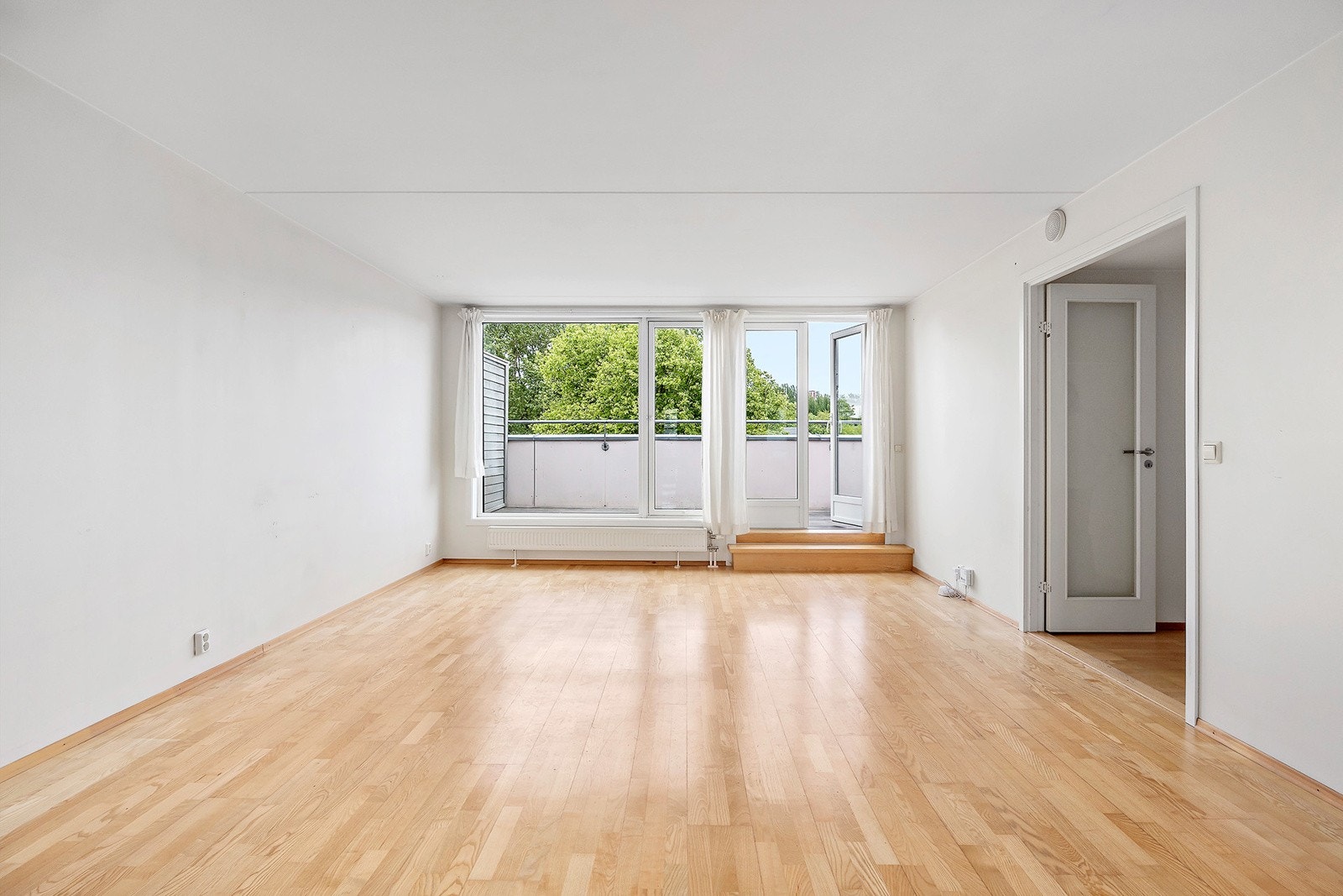 Stuen er av god størrelse med plass til sittegruppe, mediemøbel og skjenker. Store vindusflater og tofløyet terrassedør gir godt med naturlig lys. Galleribilde