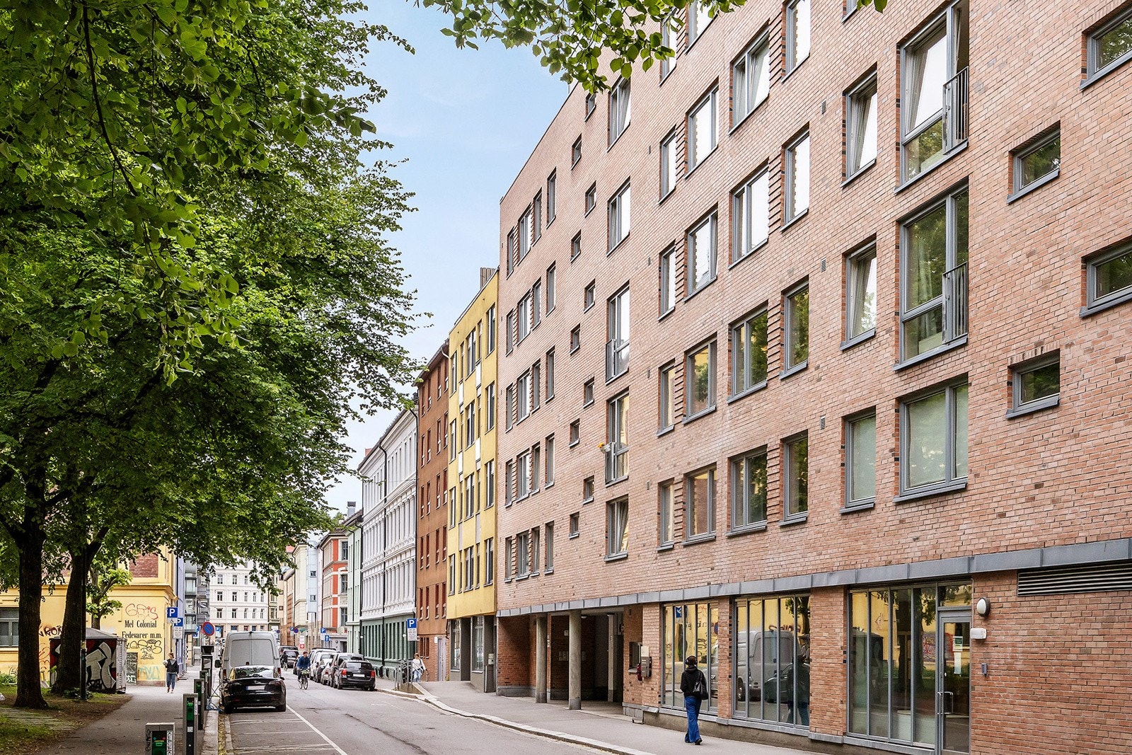 Heimdalsgata er enveiskjørt. Innkjørsel til garasjeanlegg og port inn til området. Galleribilde