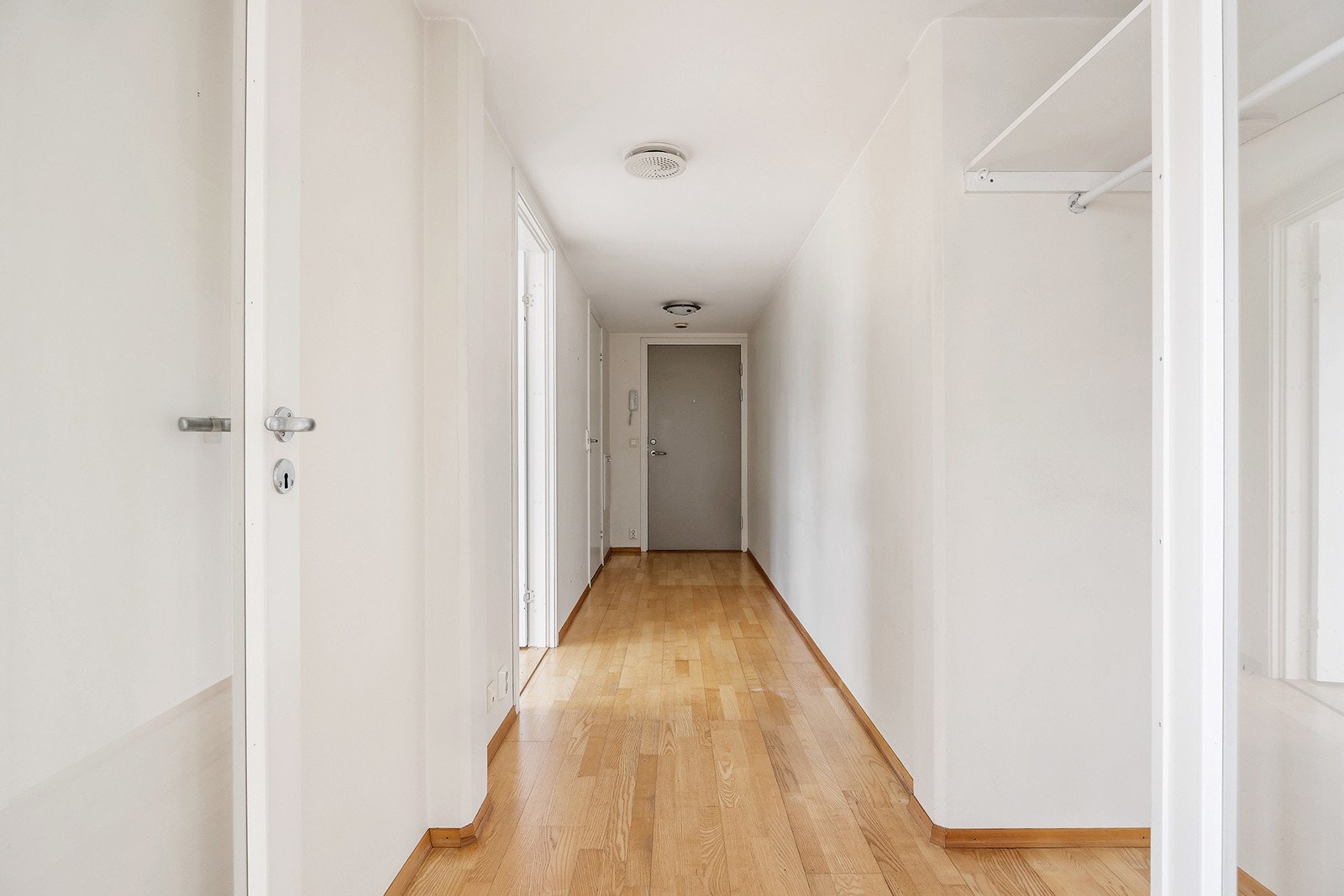 Velkommen inn! Entreen er lys og av god størrelse med plass til yttertøy og sko. Praktisk nisje for garderobeløsning. Galleribilde