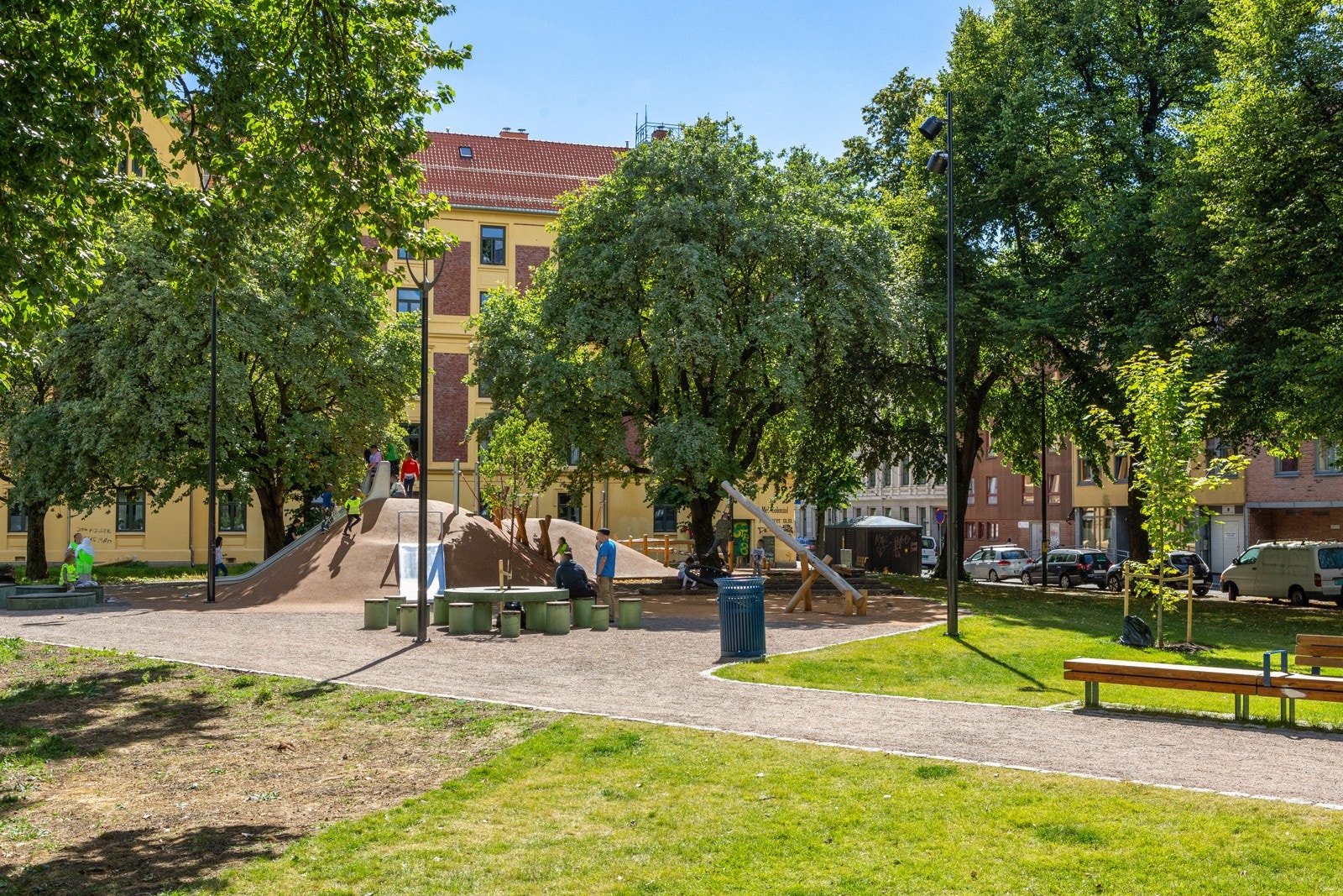 Heimdalsveien 21 sin nærmeste nabo, Rudolf Nilsens plass, ligger rett over gaten Galleribilde