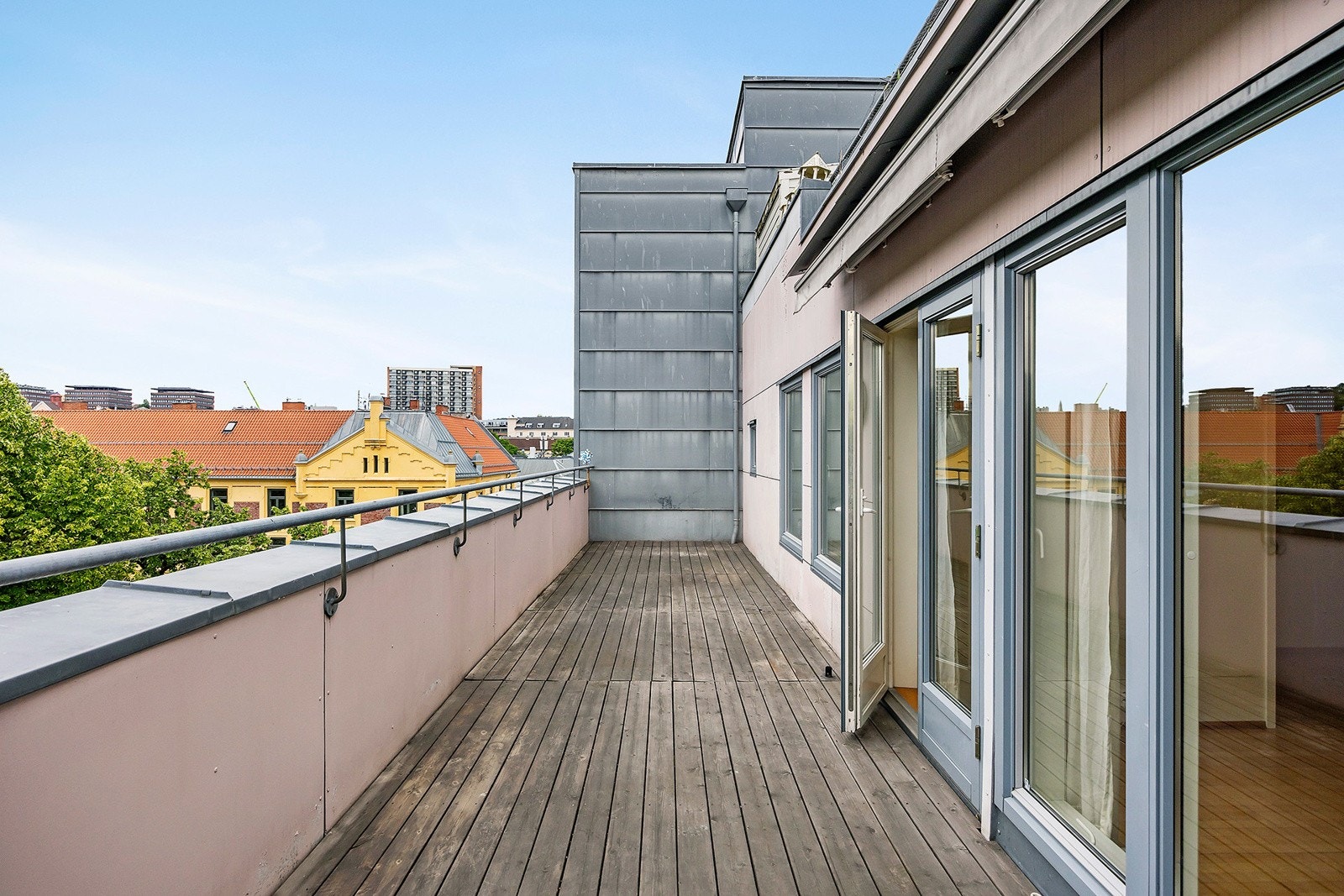 Terrassen har stor markise, utebelysning og stikkontakt. Gulvet er belagt med kebony. Galleribilde