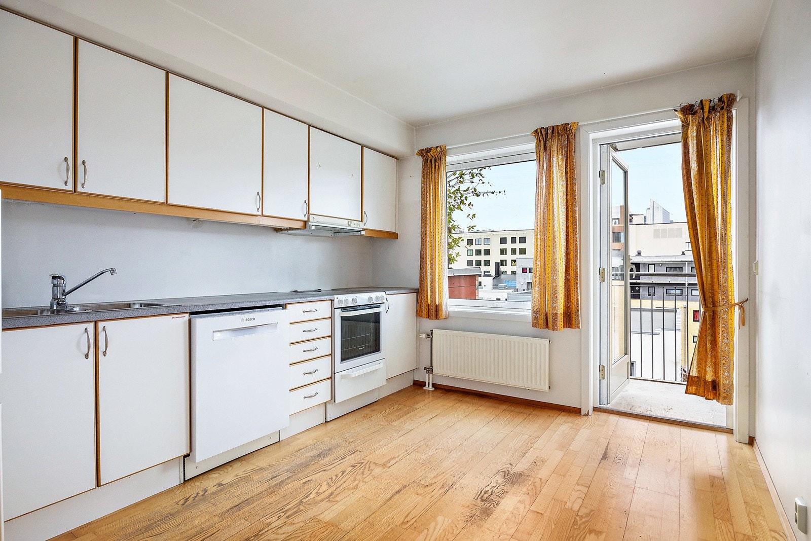 Separat kjøkken med utgang til balkong. Galleribilde