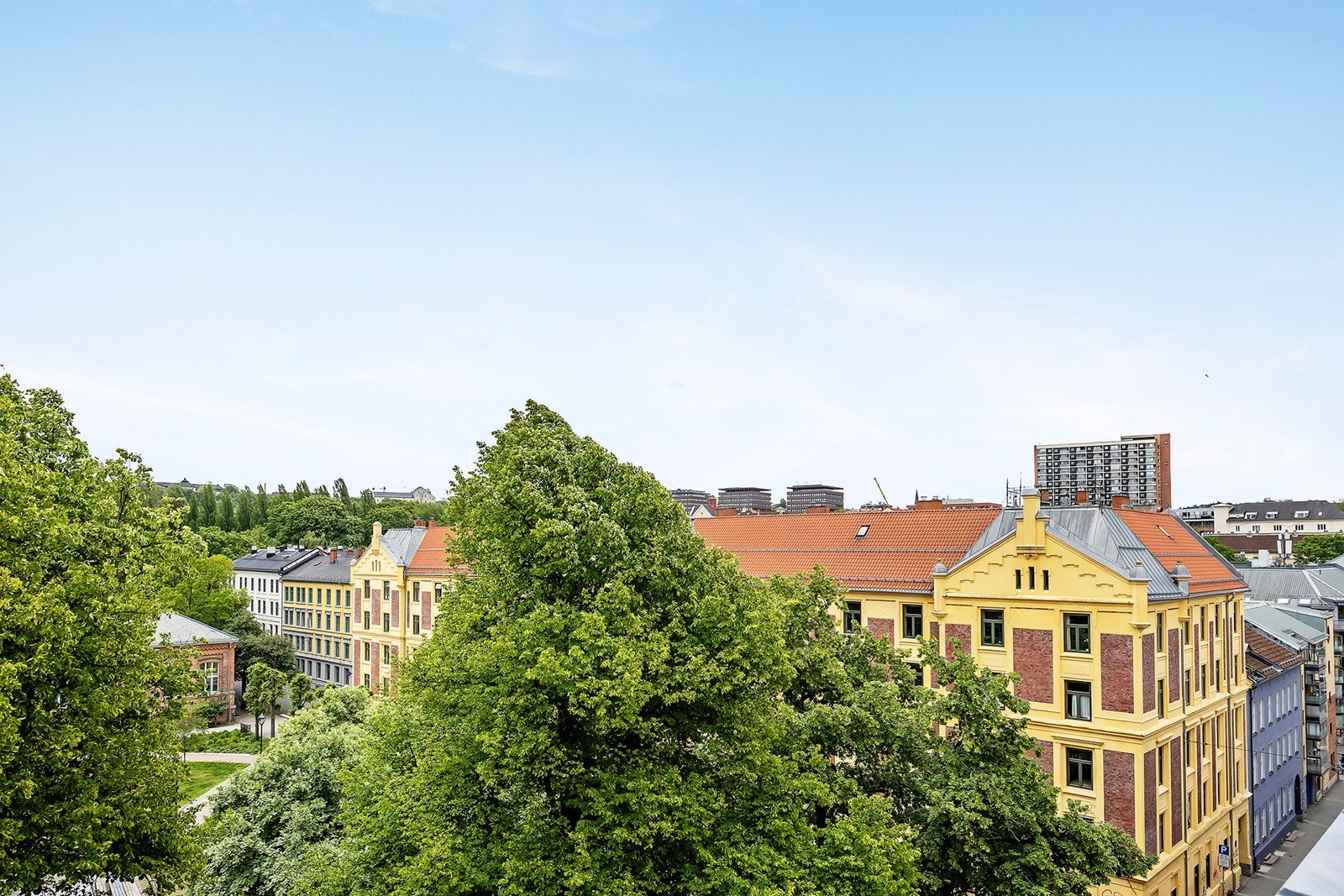 Fra terrassen er det nydelig utsikt over pene grøntområder. Det er sol fra tidlig morgen. Galleribilde