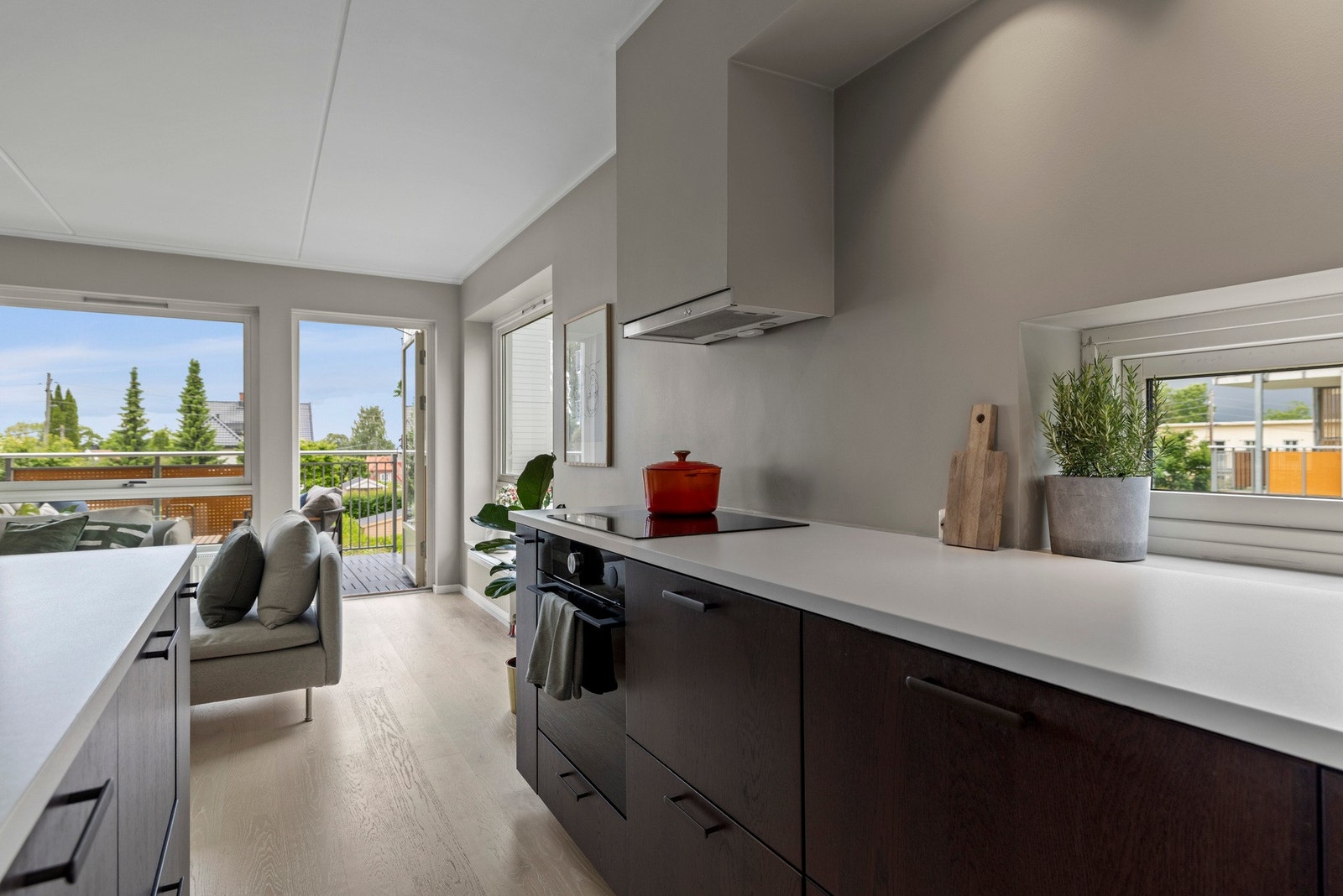 Flott Ikea kjøkkeninnredning med mørke fronter og laminat benkeplate. Galleribilde