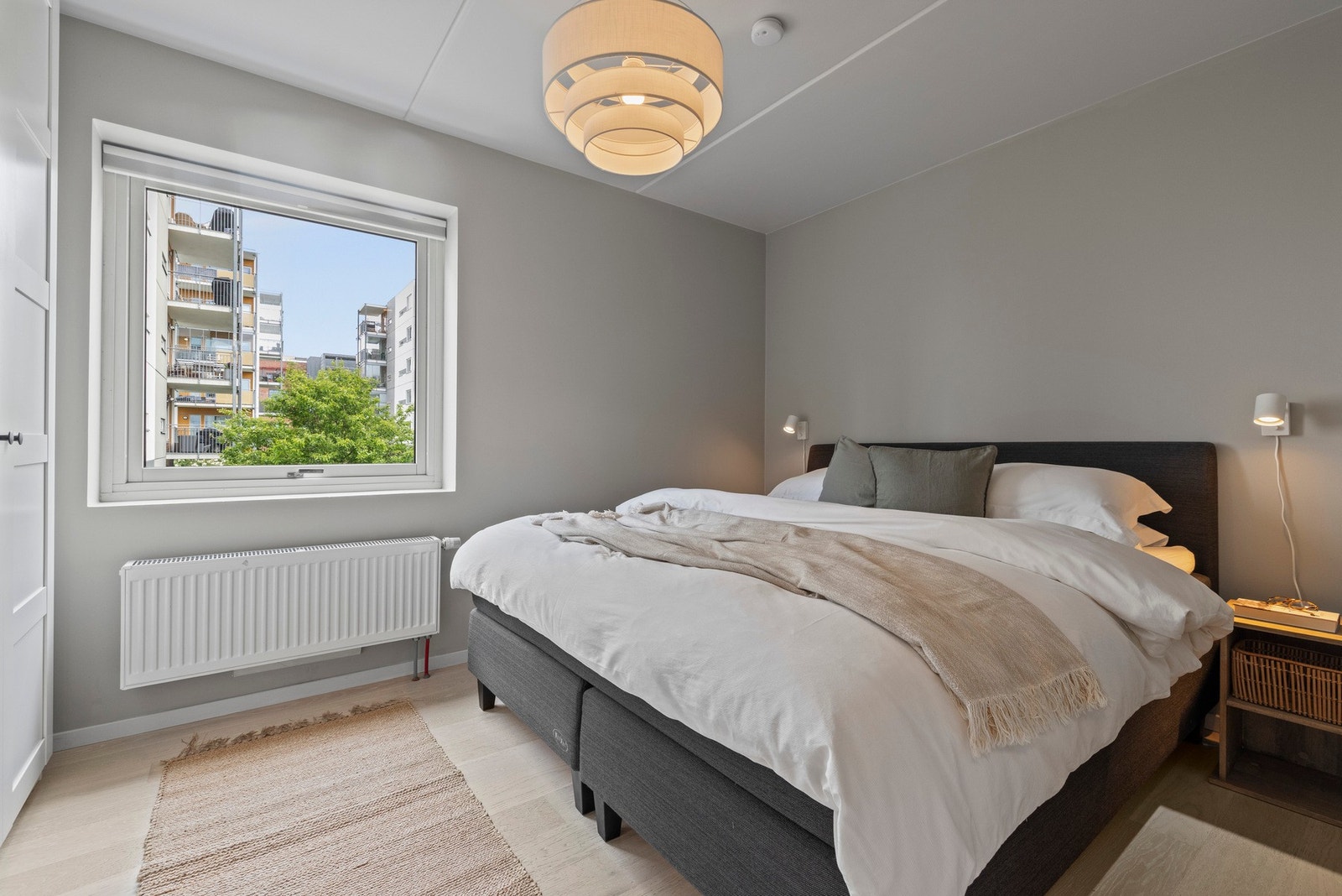 Hovedsoverommet er av god størrelse og har plass til stor dobbeltseng med tilhørende møblement. Galleribilde