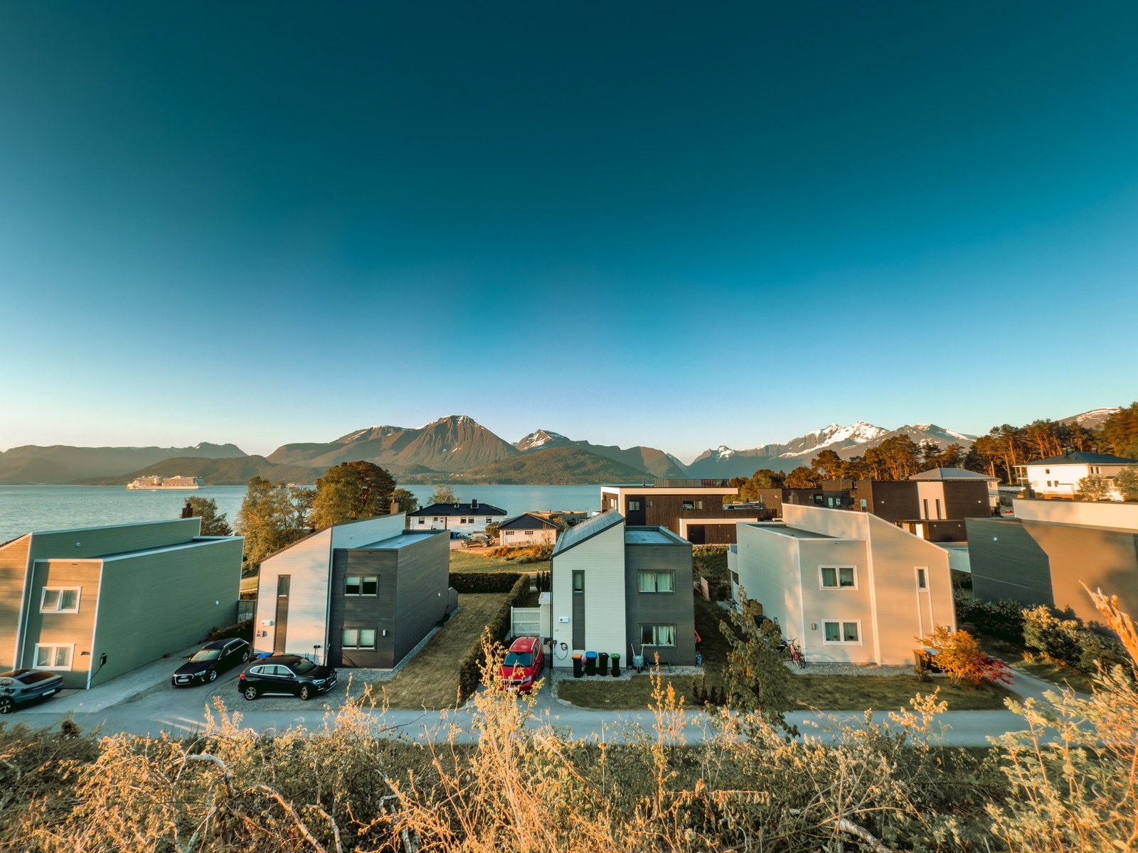 Det er flere fine badeplasser i nærområdet, hvorav Skråvika er den nærmeste, 2 minutters gange fra eiendommen. Galleribilde