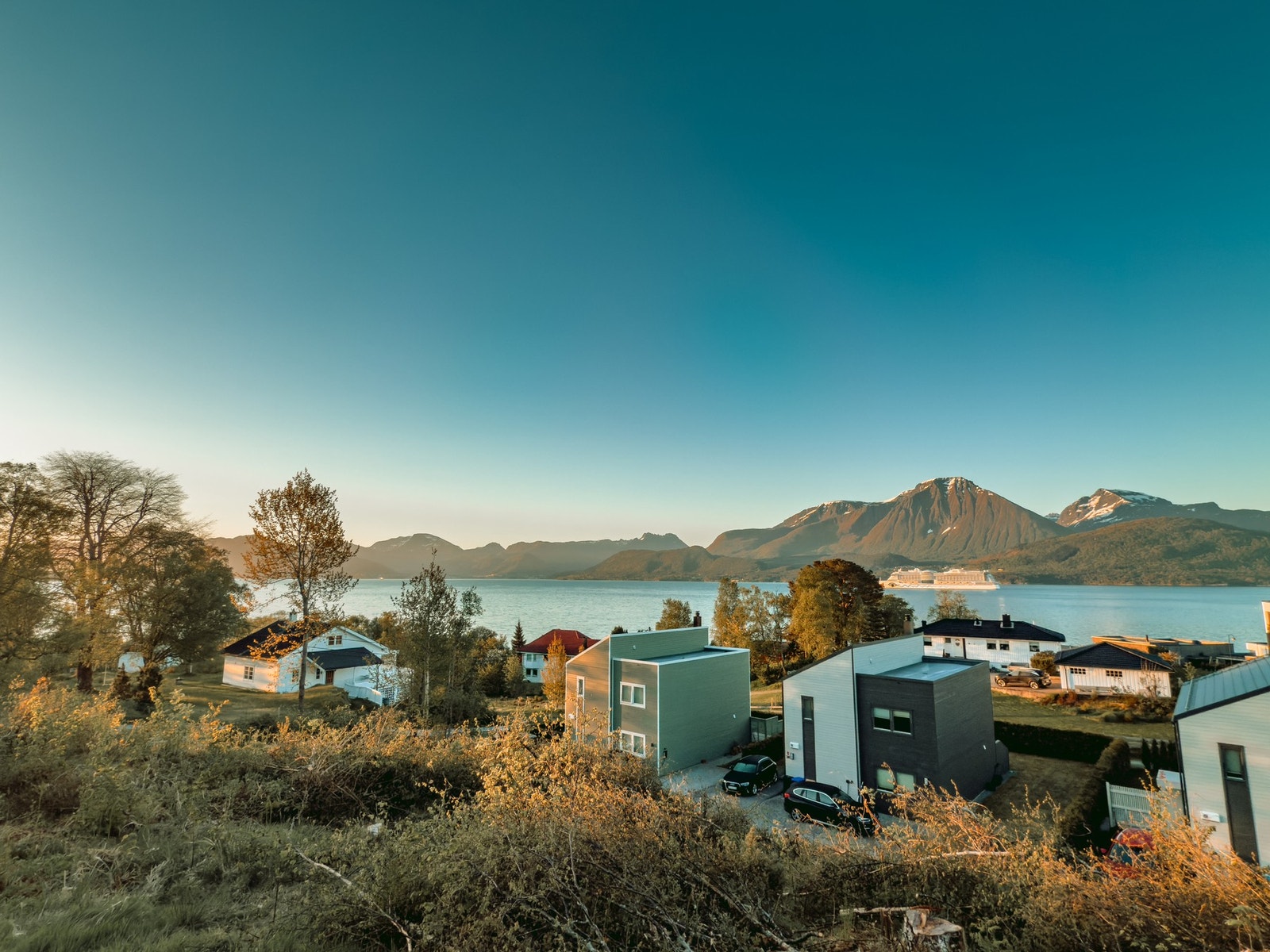 Byggeklar eneboligtomt med storslått utsikt og gode solforhold i populære Skråvika på Flisnes. Galleribilde