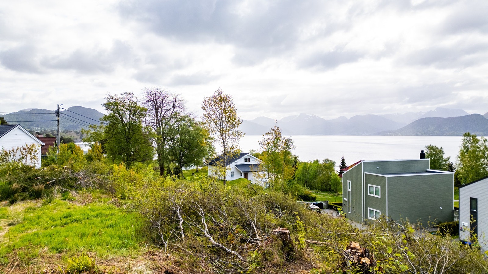 Det er kort vei til skole, barnehage, busstopp, dagligvarebutikker og til utmerket turterreng på Emblemsfjellet. Galleribilde