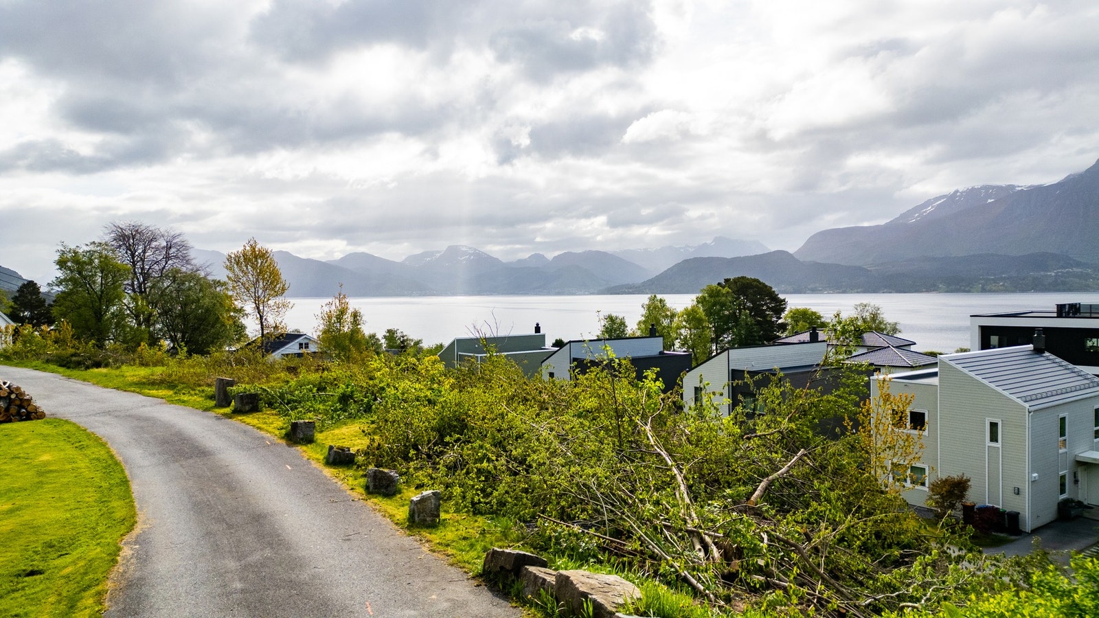 Her vil du bo i et rolig nabolag hvor det kun er kjøring til eiendommene, og ingen gjennomgangstrafikk. Galleribilde