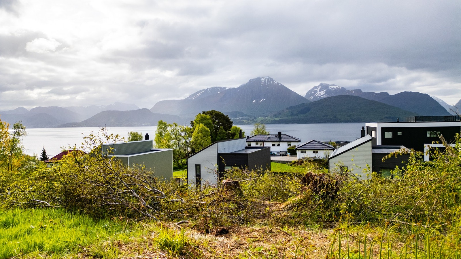 Fra eiendommen har man flott utsikt mot Storfjorden og Sunnmørsalpene. Galleribilde