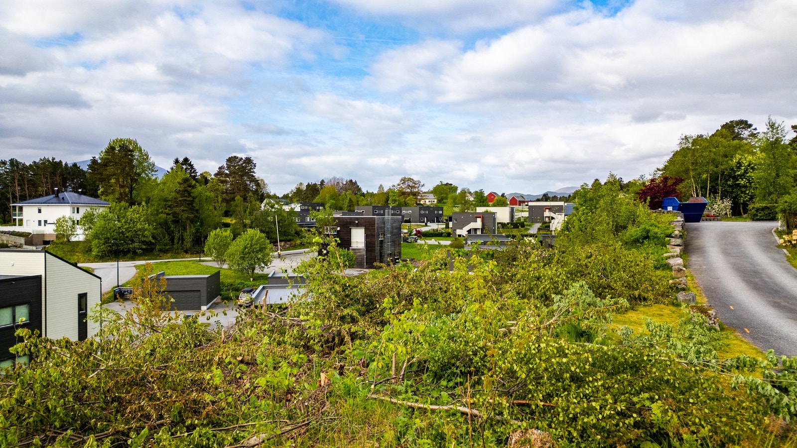 Tomten ligger høyt i terrenget med flott utsikt mot øst, sør og vest. Galleribilde
