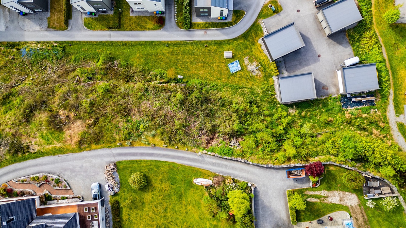 Tomten er på 1018 kvm og ligger i et veletablert boligområde og svært barnevennlig område. Galleribilde