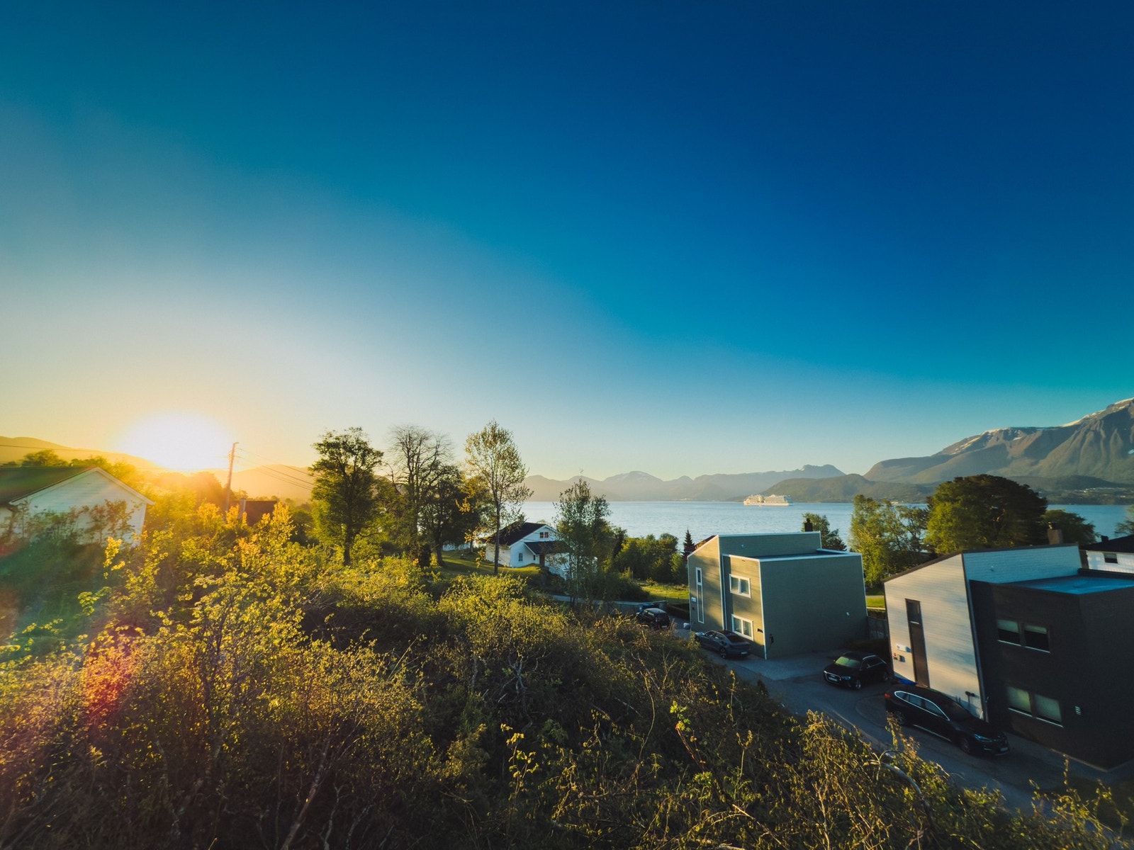 Fra eiendommen nyter man fantastiske soloppganger over mektige Sunnmørsalper. Galleribilde