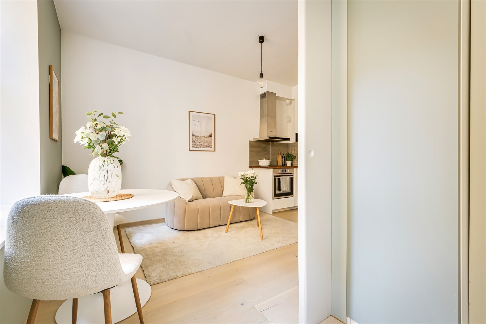 Det er plassert et garderobeskap til høyre for skyvedøren med praktiske skuffer Galleribilde