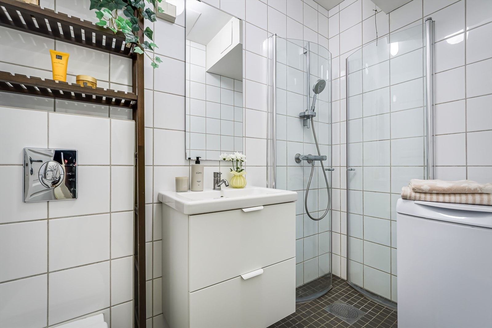 Pent flislagt bad fra 2006 med elektriske varmekabler og opplegg for vaskemaskin Galleribilde