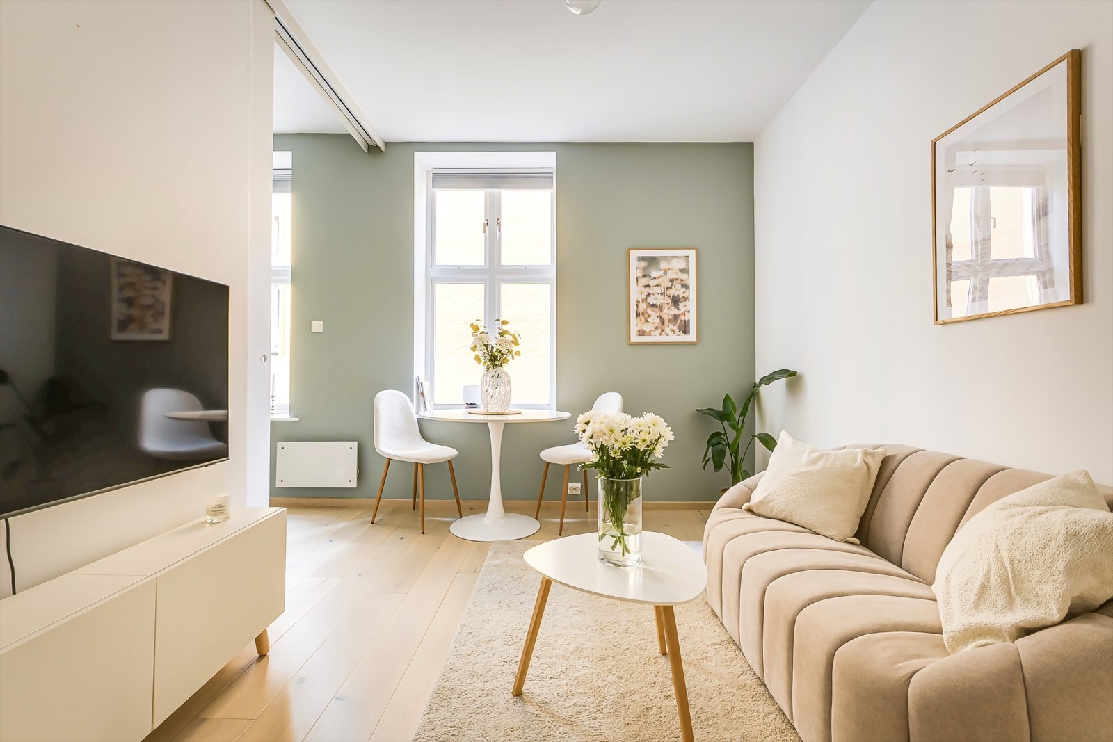 Leiligheten byr på god takhøyde og store vindusflater som gir godt med naturlig lys Galleribilde