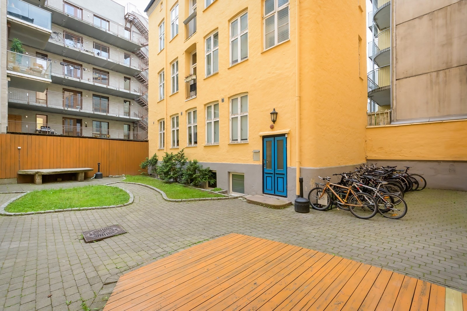 Hyggelig, lukket bakgård med grønt areal og sykkelparkering Galleribilde