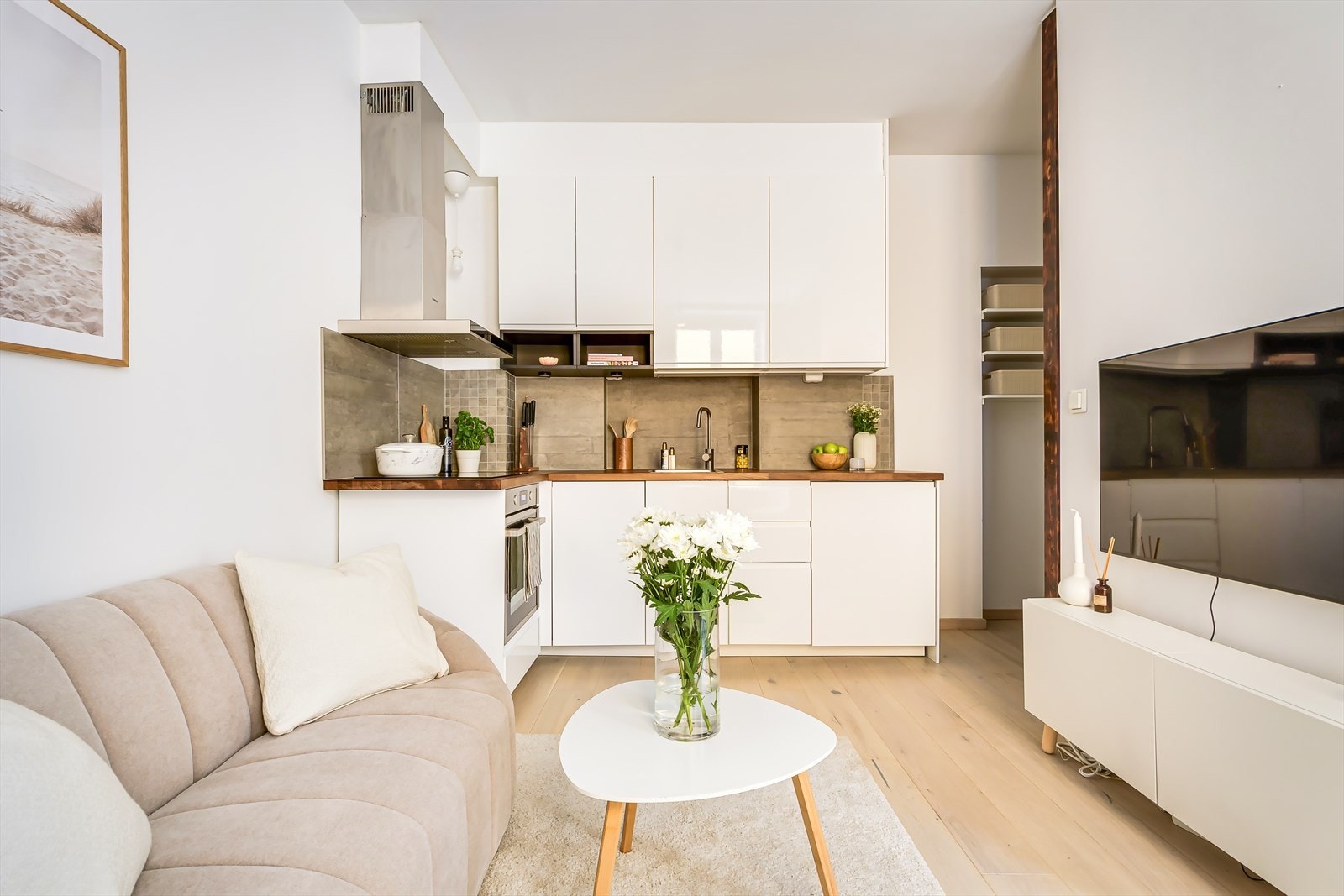 Overflatene er malt i smakfulle fargetoner Galleribilde