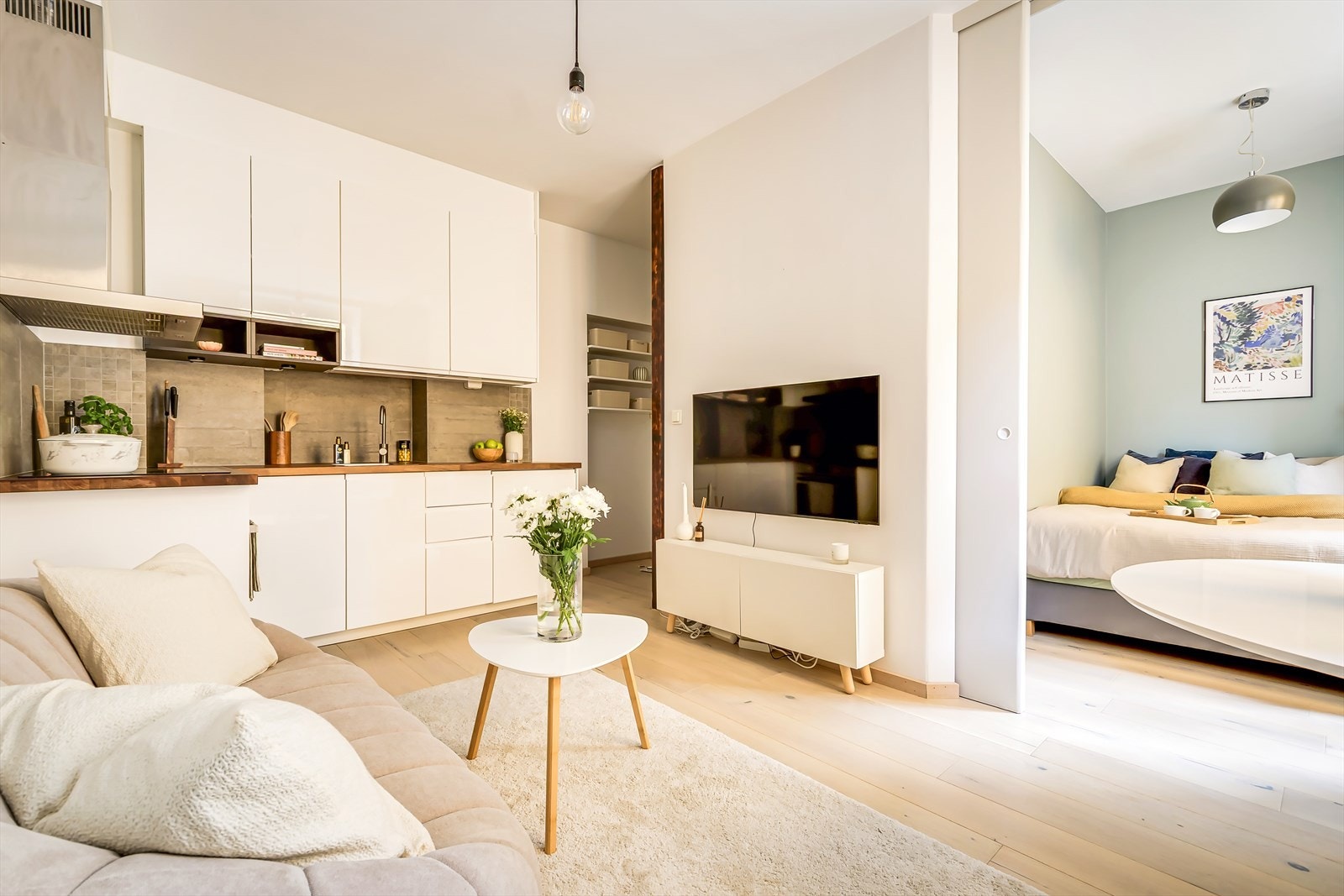 Leiligheten ligger i en høy 1. etasje som i sin helhet vender inn mot indre gård Galleribilde