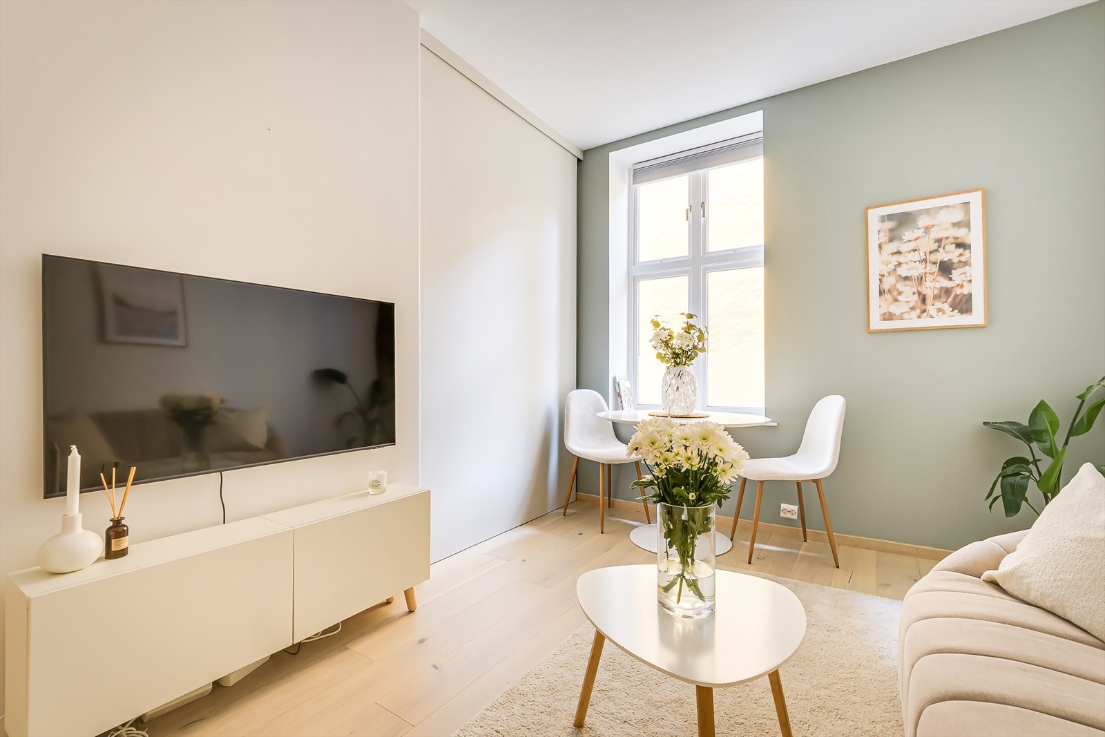 Praktisk og stor skyvedør skiller av stue og soverom ved behov Galleribilde