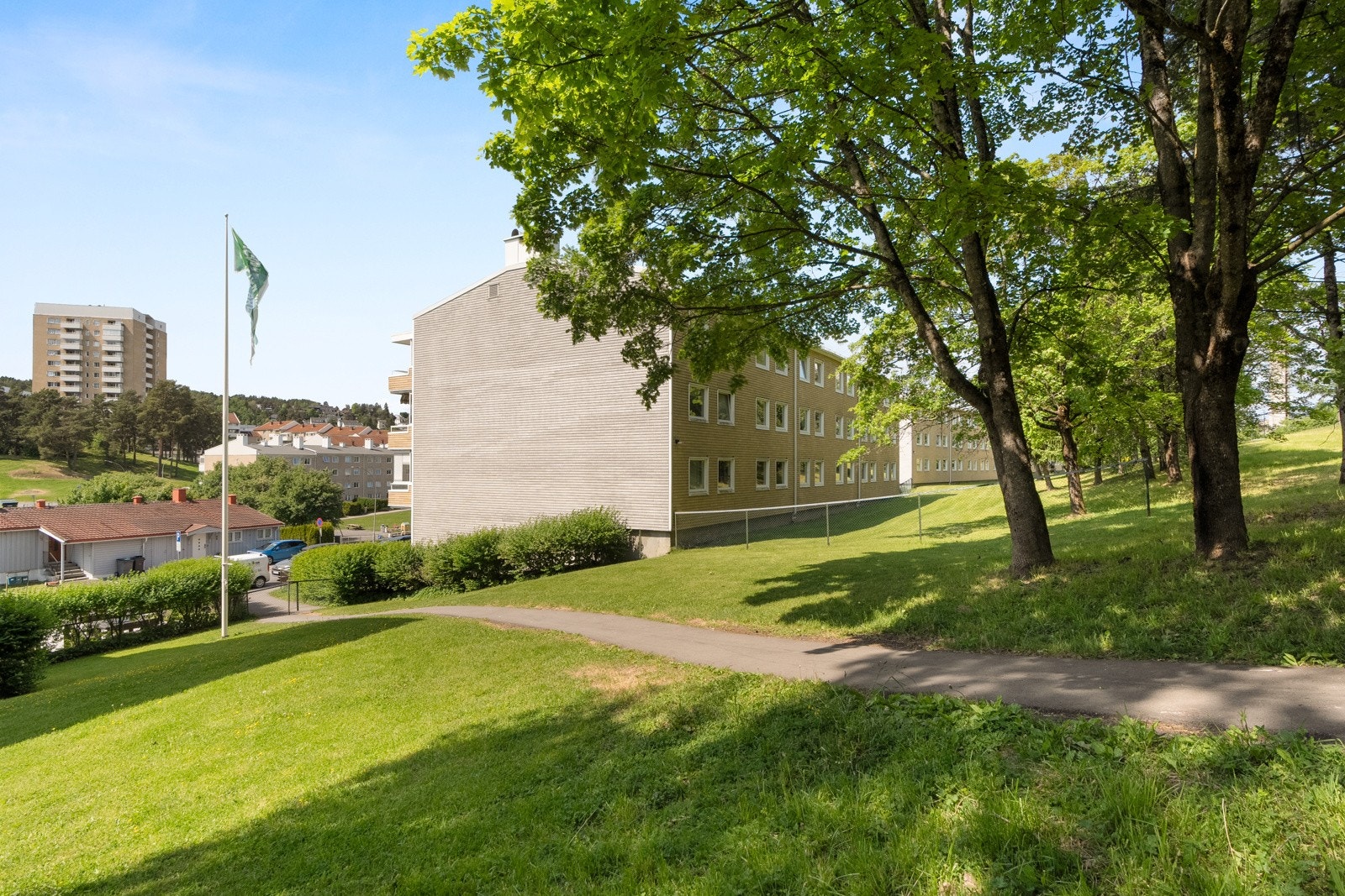 Her bor du i et veletablert borettslag i rolige omgivelser. Galleribilde