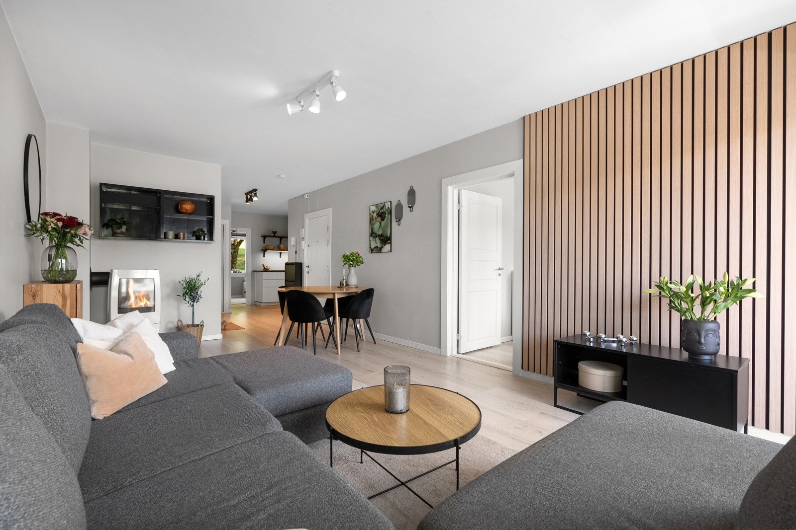 Stuen har en pen spilevegg fra 2025. Galleribilde