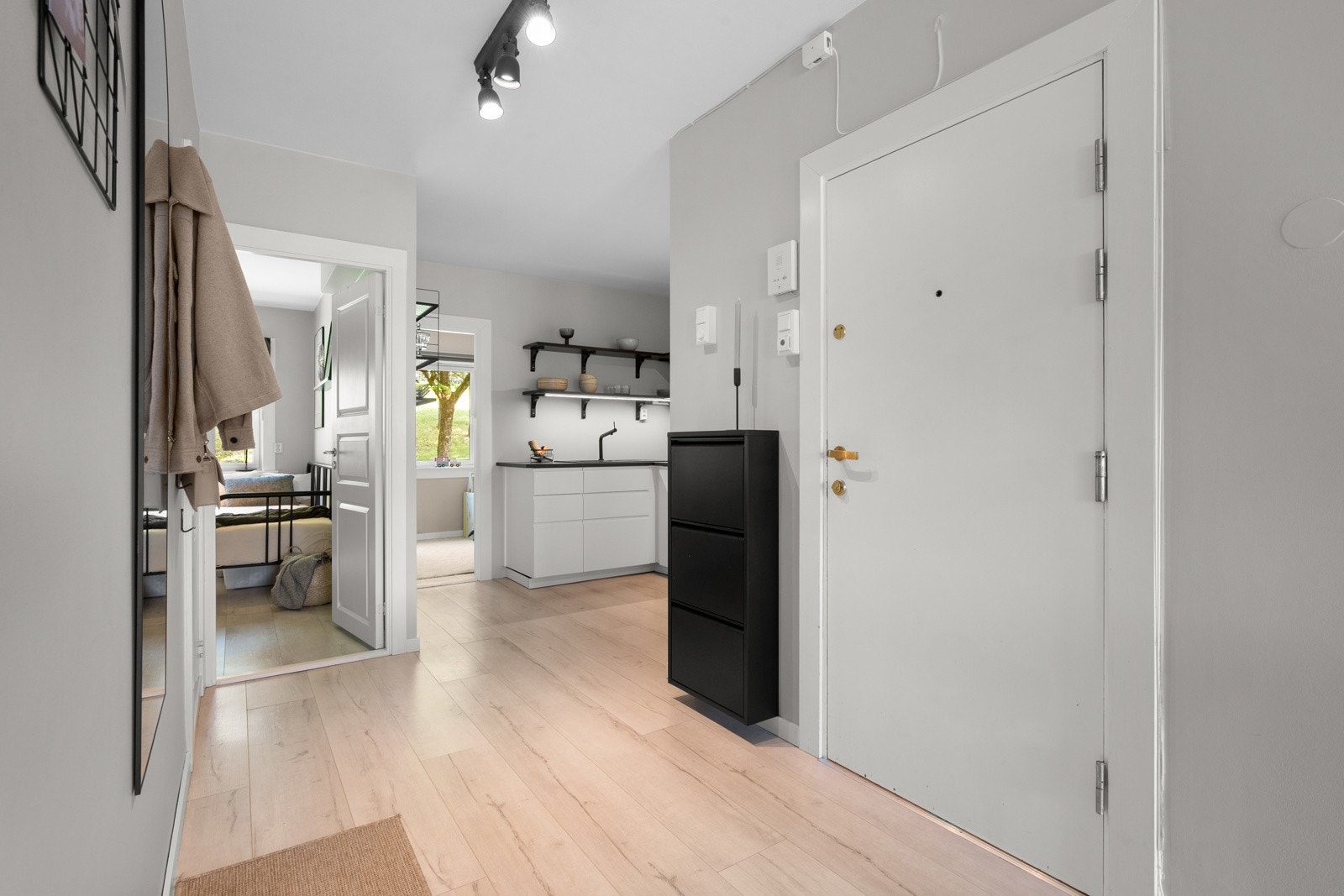 Romslig og lys entré gir et godt førsteinntrykk av leiligheten. Galleribilde